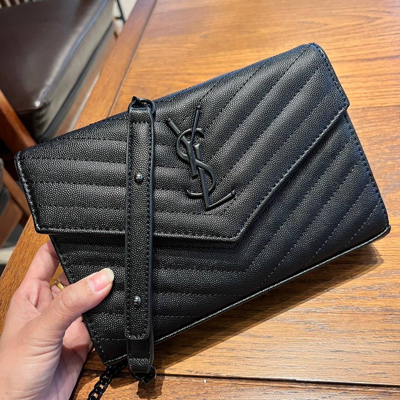 ไม่เคยผิดหวังจริงๆ!! กับรุ่นที่สาวๆรู้กัน Yves Saint laurent clutch bag with chain กระเป๋าสะพายทรง woc สุดฮอต ดีไซน์เรียบหรู โดดเด่นด้วยโลโก้ด้านหน้า เพิ่มดีเทลความผู้ดี วัสดุหนัง pepble ทนทาน ใช้งานง่ายเพียงแค่เปิด-ปิดด้วยกระดุมแม่เหล็ก ภายในแบ่งสัดส่วนไ