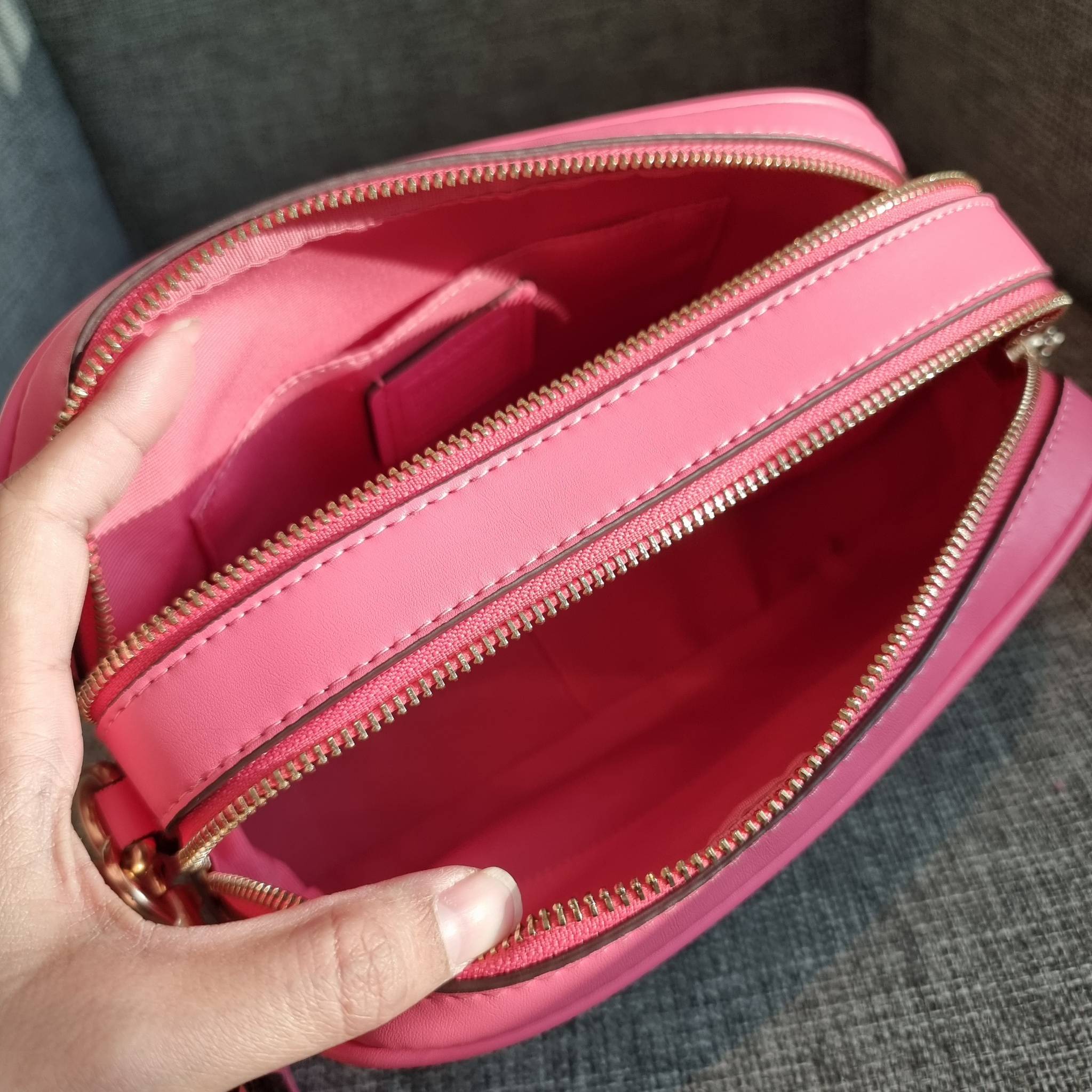 OUTLET 】COACH F68168 JES CROSSBODY IN SIGNATURE CANVAS รุ่นยอดฮิต!! กระเป๋าสะพายข้าง รุ่น 2 ซิป ใบใหญ่จุใจ สีคลาสสิคขายดี!! วัสดุหนังแคนวาสเคลือบลาย เปิด-ปิดด้วยซิป 2 ช่องหลัก ใช้งานง่าย ทรงสวยมากๆรุ่นนี้ มาพร้อมสายสะพาย crossbody ปรับได้ตามตัว ภายในใส่ขอ