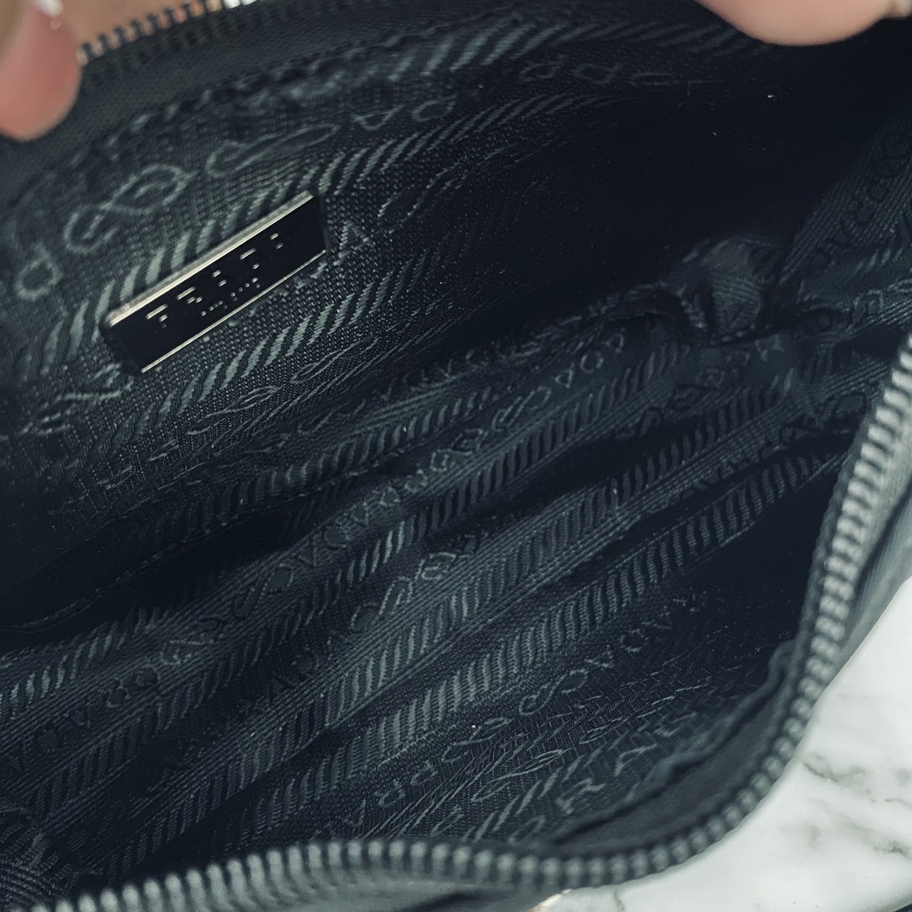 Prada Nylon Shoulder Bag / Re-Nylon Prada Re-Edition 2000 mini-bag กระเป๋าสะพายไหล่ผ้าไนล่อน เรียบแต่หรู คูลแต่เท่ห์ ยกให้ใบนี้ตลอดกาลเลยค่า