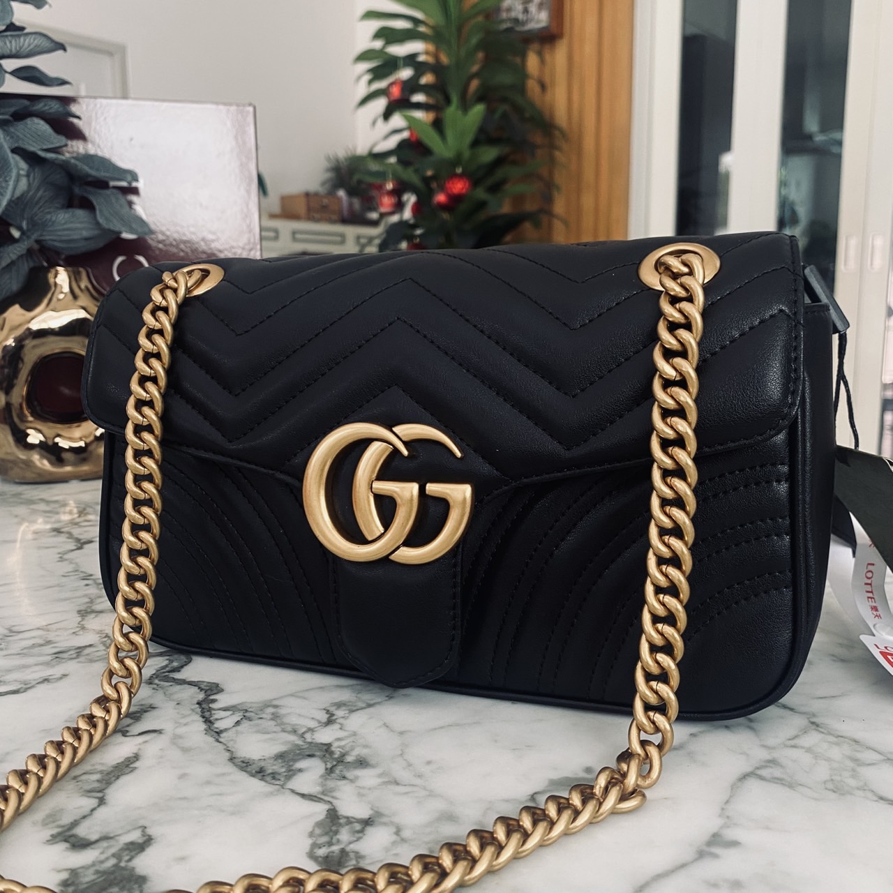 GUCCI GG Marmont Small Shoulder Bag กระเป๋าสะพายรุ่นคลาสสิค แต่งโลโก้สีทองโดดเด่น สวยหรูดูแพงขับผิว อัพลุคได้สบายๆ ด้านหลังดีไซน์รูปหัวใจ 🖤