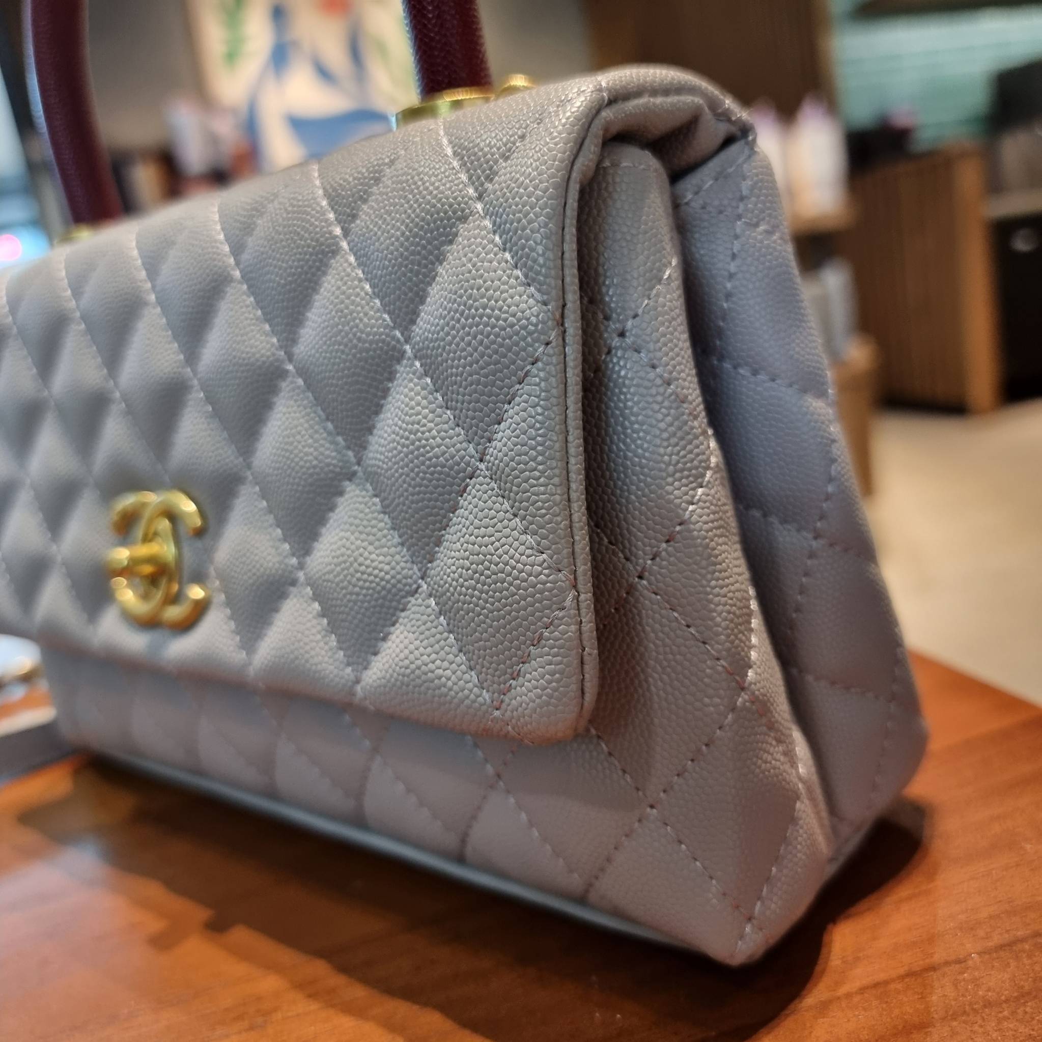 VIP 】รุ่นยอดฮิตตลอดกาล ไซส์กำลังสวย!! จากแบรนด์ Chanel กระเป๋าถือ/สะพาย หนังลายคาเวียร์ โลโก้เด่นชัด เปิด-ปิดกระเป๋าด้วยตัวบิดล็อค อะไหล่สีทองหรู ทรงสวยผู้ดี ภายในกระเป๋ามีช่องโล่งกว้างจุของได้พอสมควร มีช่องซิปแบ่งสัดส่วน ด้านหลังมีช่องเก็บของจุกจิกอีก 1 