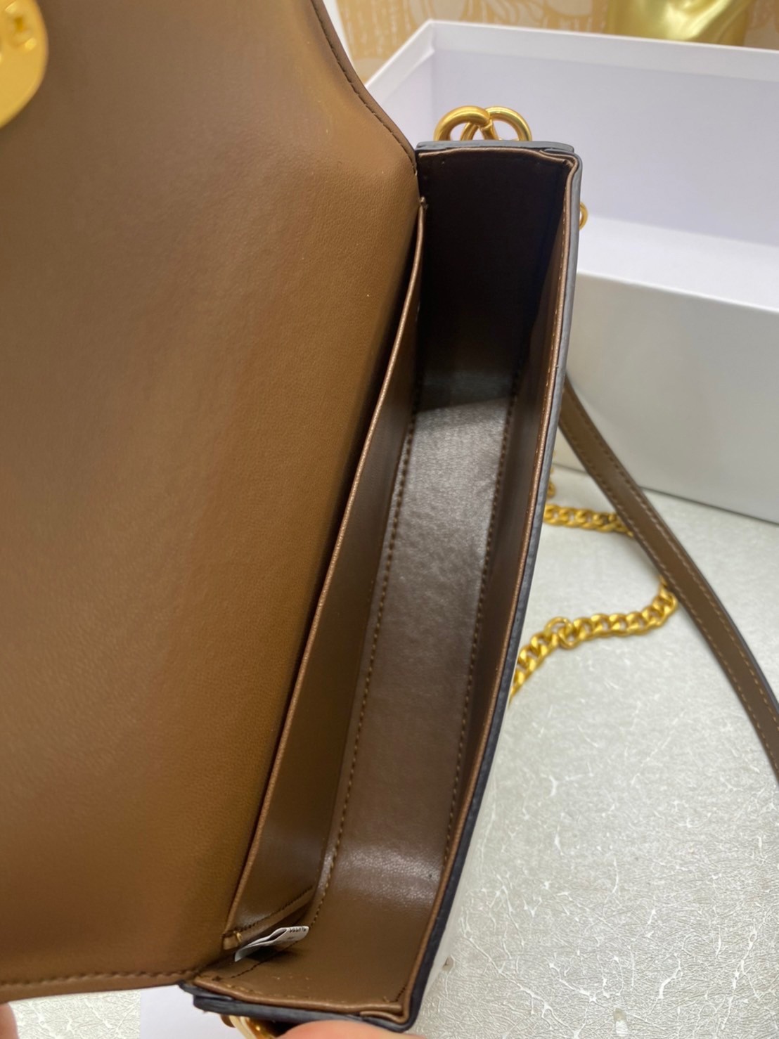 20cm CELINE SHOULDER BAG TRAPEZE IN SHINY CALFSKIN / CELINE POCHETTE BAG / CELINE TRIOMPHE BAG small รุ่นใหม่ล่าสุด ไม่มีไม่ได้เลยกับไอเท็มสุดคลาสสิค กระเป๋าสะพาย ทรงพอชสวยอยู่ทรง ดูดี ดูแพง สายถอดได้ ใช้งานสะดวก