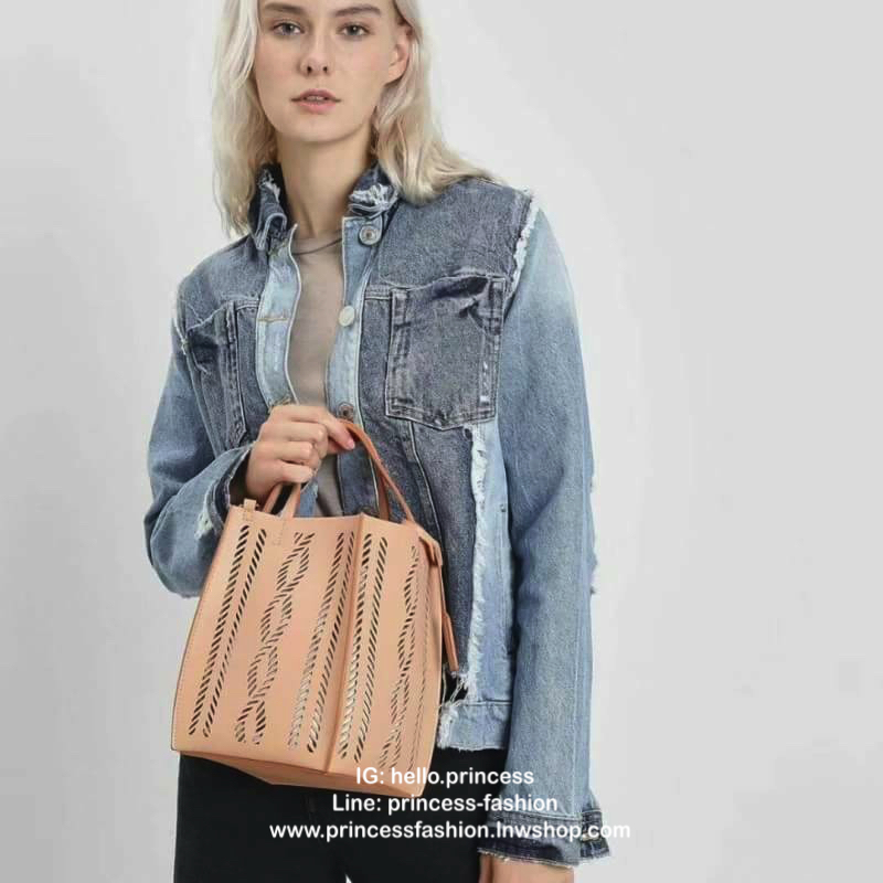 charleskeith Laser cut bucket bag กระเป๋าทรงเก๋ วัสดุหนังนิ่ม มาพร้อมกระเป๋าด้านใน มาพร้อมสายสะพายยาวปรับระดับได้ รุ่นนี้น่ารักมากค่ะ ห้ามพลาดเลยนะยูว์....