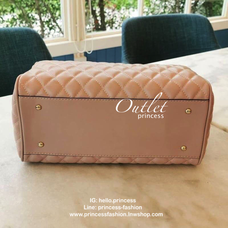 GUESS SWEET CANDY LARGE SATCHEL Handbag รุ่นใหม่หนัง PU นิ่ม เย็บลายตาราง ภายในกว้าง มีช่องซิปภายใน ตัวสายแต่งด้วยโซ่ทองร้อยหนัง สายสะพายถอดและปรับความยาวได้