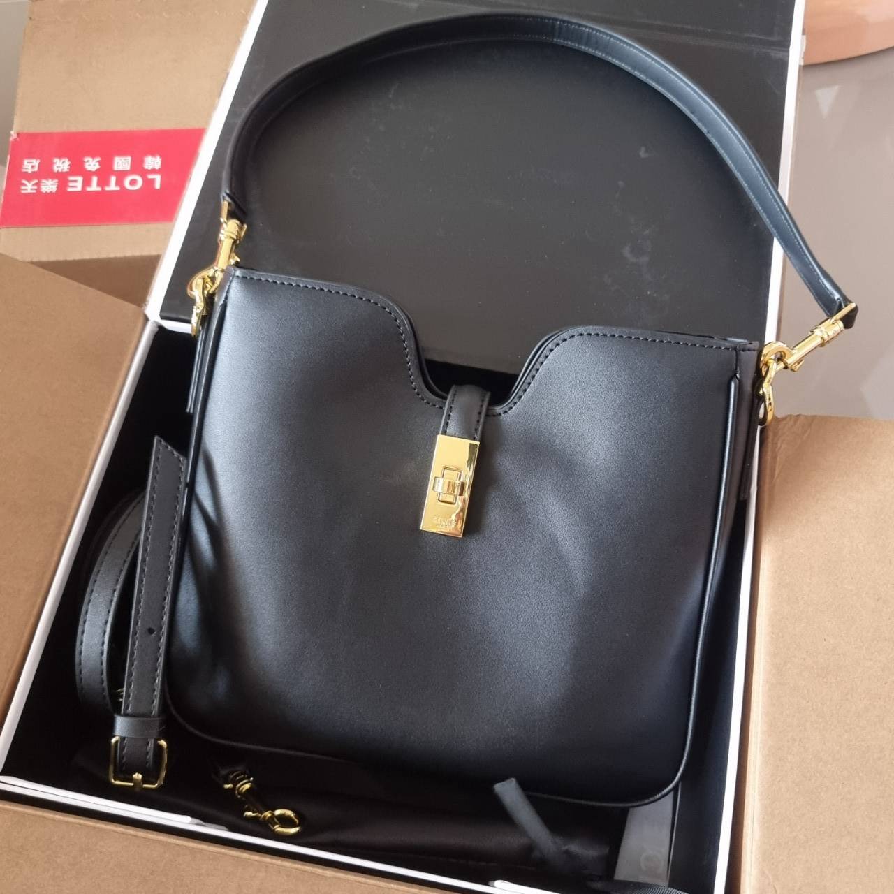 CELINE small camille soft bag มาแรงมาก! กับกระเป๋าที่ตัวแม่ใช้กันเยอะสุดๆ แม่ชมเอย อินฟลูดังๆมีใช้กันครบ ด้วยรูปทรงยอดนิยม