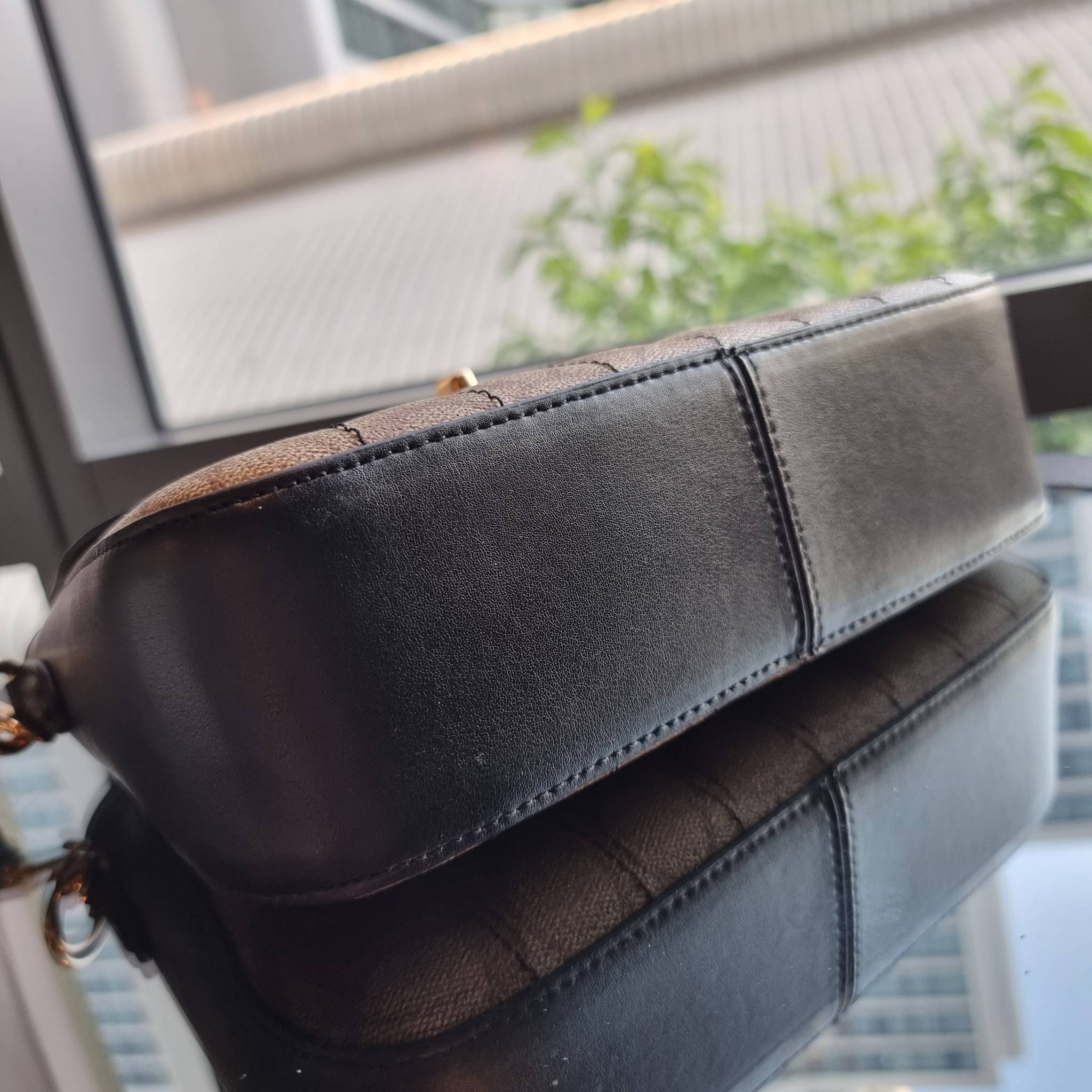 OUTLET 】COACH C5645 MARLIE TOP HANDLE SATCHEL IN SIGNATURE CANVAS WITH QUILTING ดีไซน์ใหม่ กระเป๋าถือ/สะพายข้าง ออกแบบมาไม่เหมือนใคร โดดเด่นด้วยการเย็บบุหนัง โชว์ดีเทลลายเส้น ตกแต่งโลโก้ด้านข้างอะไหล่ทอง วัสดุหนังแคนวาสสลับหนังแท้ เปิด-ปิดด้วยตัวล็อคแน่นห