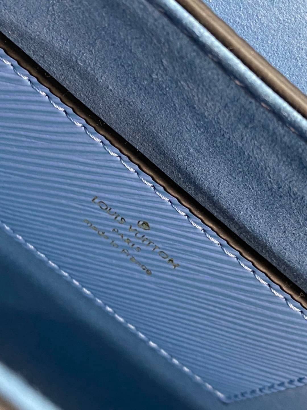 ORI หนังแท้ | LV Twist MM chain bag in grained Epi leather กระเป๋าสะพาย/กระเป๋าถือร พร้อมสายโซ่ หนังลายเกรน Epi โดดเด่นด้วยโลโก้หน้า สวยหรูเป็นเอกลักษณ์ ดีไซน์คัลเลอร์บล็อค สัมผัสโดดเด่นแมตช์กับทุกสไตล์