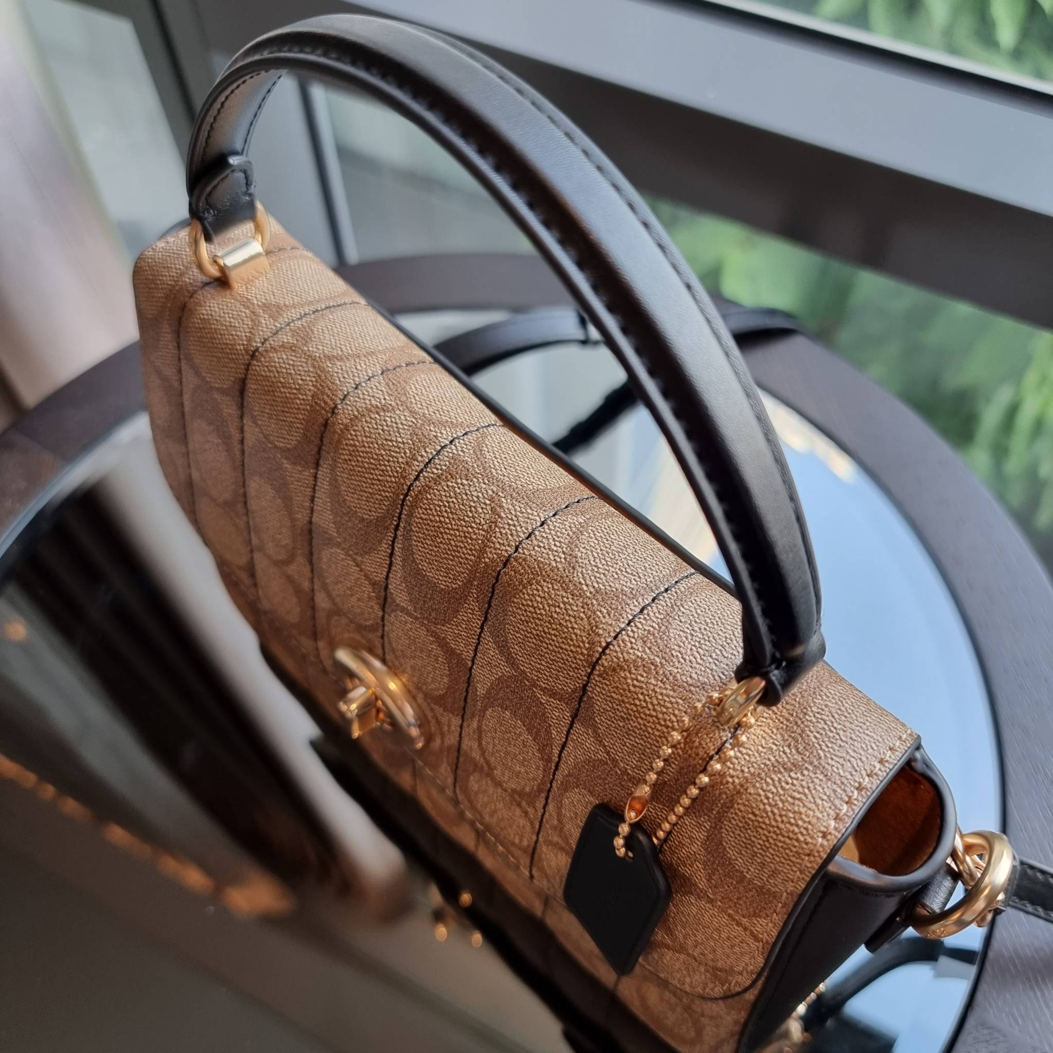 OUTLET 】COACH C5645 MARLIE TOP HANDLE SATCHEL IN SIGNATURE CANVAS WITH QUILTING ดีไซน์ใหม่ กระเป๋าถือ/สะพายข้าง ออกแบบมาไม่เหมือนใคร โดดเด่นด้วยการเย็บบุหนัง โชว์ดีเทลลายเส้น ตกแต่งโลโก้ด้านข้างอะไหล่ทอง วัสดุหนังแคนวาสสลับหนังแท้ เปิด-ปิดด้วยตัวล็อคแน่นห