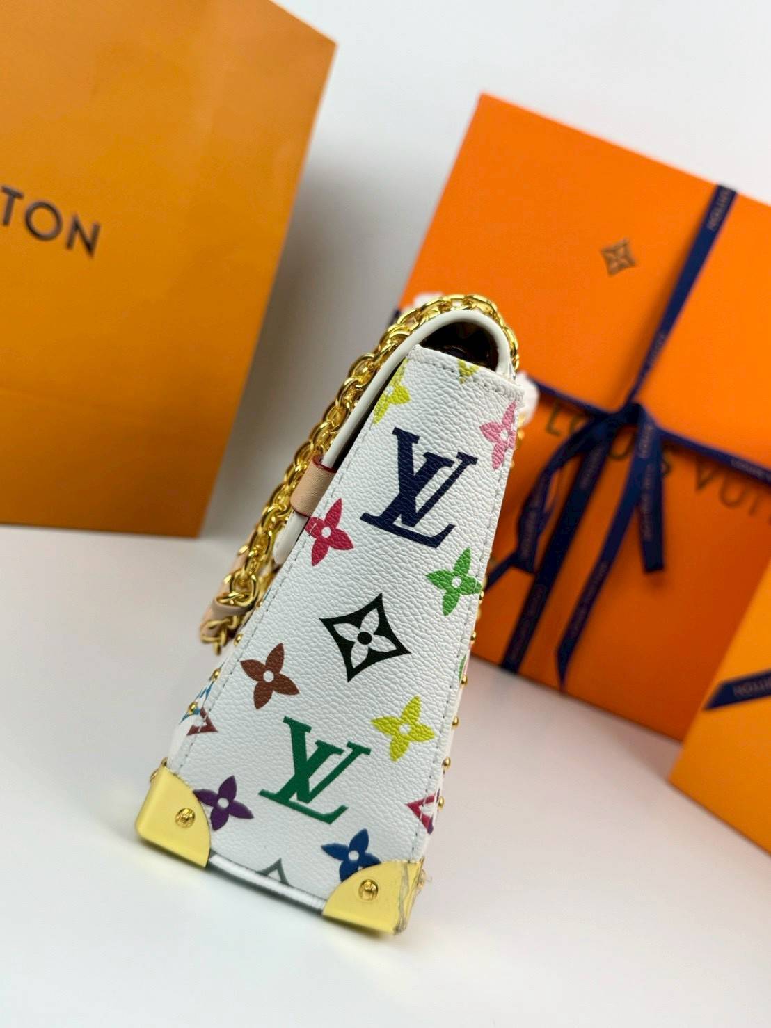 ORI หนังแท้ | LV Trunkie bag กระเป๋าสะพายรุ่นใหม่ ดีไซน์ร่วมสมัยโดดเด่นด้วยมุมโลหะ เฉลิมฉลองเอกลักษณ์ที่สืบทอดมาอย่างยาวนาน ผสานฟังก์ชันการใช้งานเข้ากับความหรูหรา Monogram แคนวาสตกแต่งหมุดสีทอง สะท้อนถึงกระเป๋าเดินทางสไตล์วินเทจ