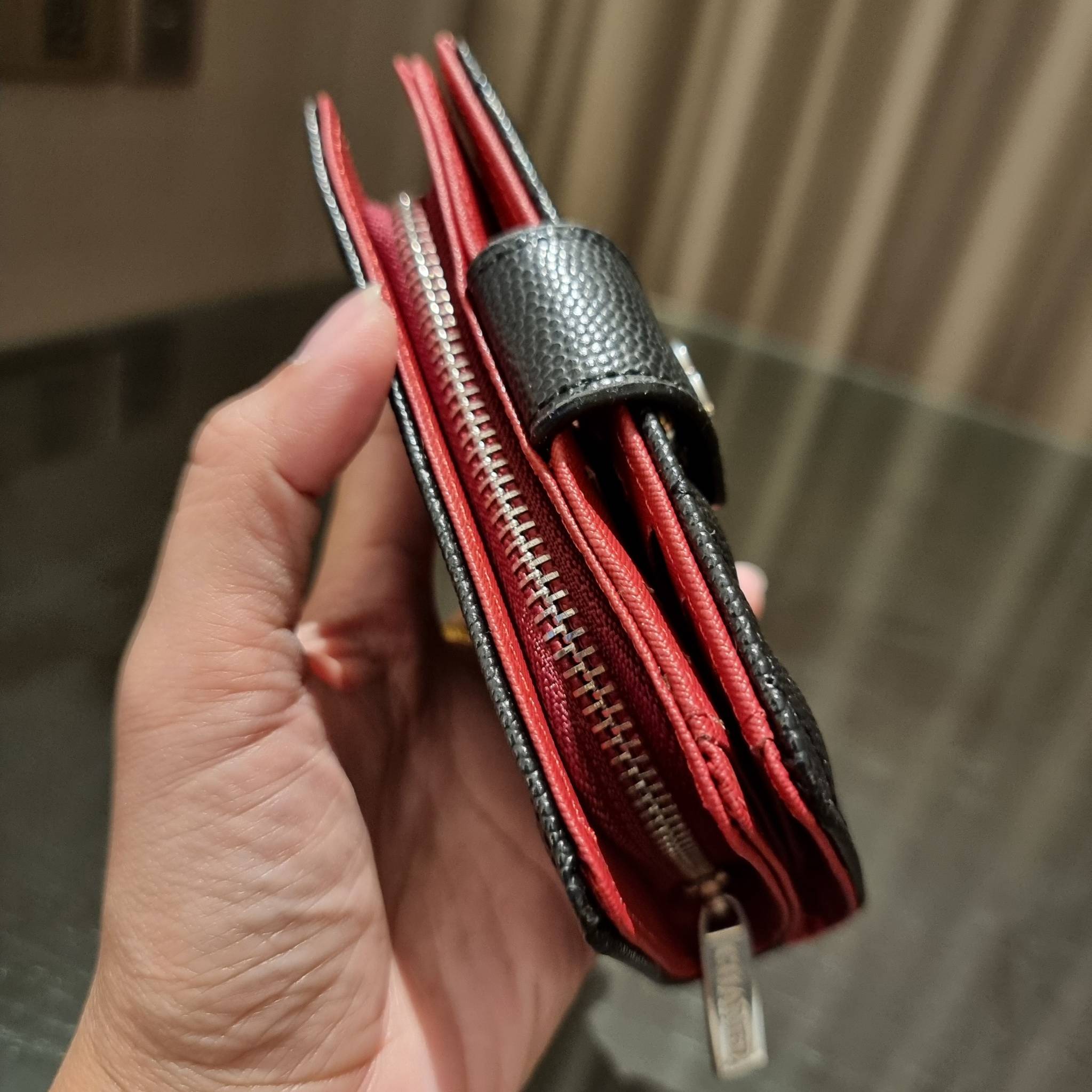 VIP 】หรูสุด ไม่ต้องพูดเยอะ!! HOT ITEM!! กระเป๋าสตางค์ใบกลางขนาดเหมาะมือ ดีไซน์ลุคผู้ดี สวยคลาสสิคจาก Chanel premium for gift วัสดุหนังลายคาร์เวีย ใช้งานง่าย เปิด-ปิดด้วยกระดุมแม่เหล็ก และซิปรูดช่องสำหรับใส่เหรียญ สะดวกมากๆ ภายในกระเป๋ามีช่องใส่บัตร ใส่ธนบ