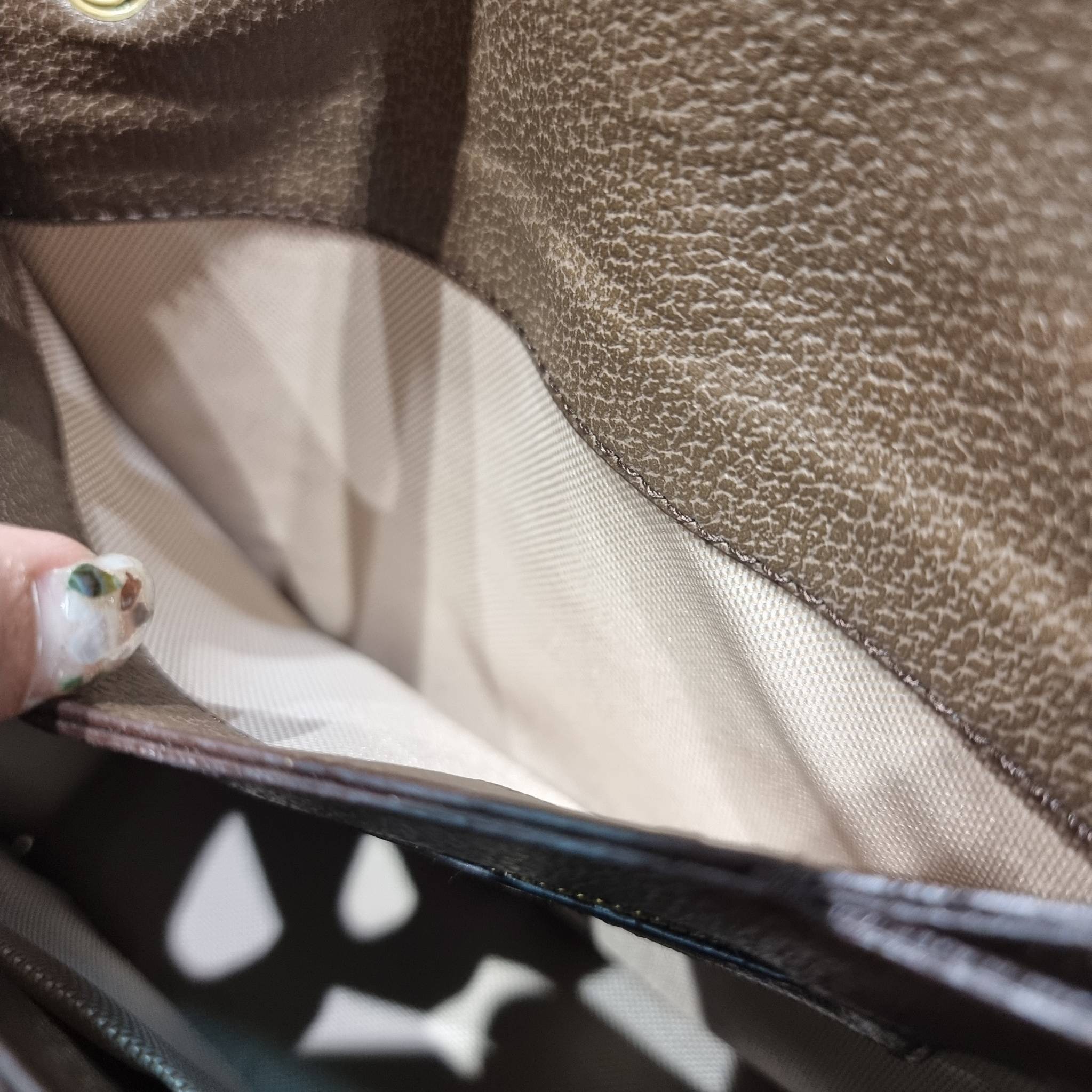 Gucci Queen Margaret Bee Bag / Gucci queen margaret crossbody handbag พร้อมส่ง กระเป๋าสะพายข้าง ดีไซน์สวย โดดเด่นไม่ซ้ำใคร เปิด-ปิดด้วยตัวกดล็อครูปผึ้ง พร้อมแท็กพวงหนังห้อยเก๋ๆ