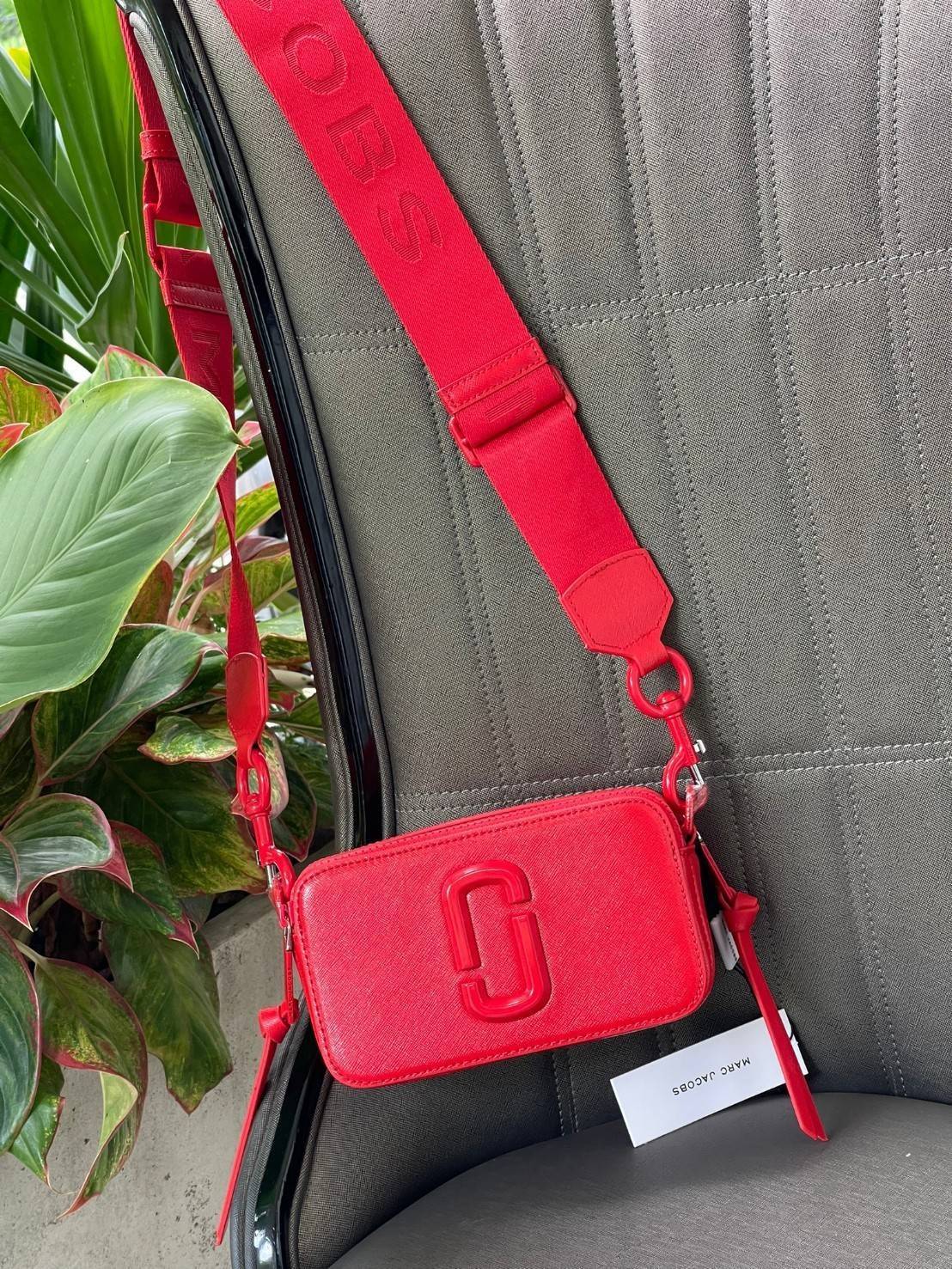 Marc Jacobs Snapshot Bag กระเป๋าแบรนด์ดังจากสัญชาติอเมริกัน นับได้ว่ารุ่นนี้เป็นรุ่นทรงฮิตเลยทีเดียว โดยด้านหน้ากระเป๋าจะเป็นโลโก้แบบโลหะที่เป็นสัญลักษณ์ของแบรนด์นี้ มาพร้อมสายสะพายที่จะสะพายยังไงก็ดูโดดเด่น เพราะขนาดใหญ่ที่สกรีนตัวอักษรโลโก้ ในรูปแบบต่าง