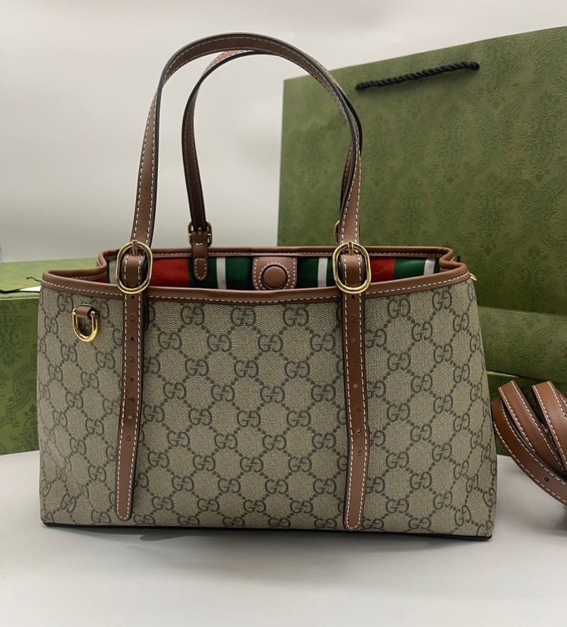 GUCCI GG Emblem small tote bag กระเป๋าทรงโท้ทสะพายไหล่รุ่นใหม่ ขนาดกำลังสวย ใส่ของได้แบบจุกๆ หูสะพายปรับและถอดออกได้ เก๋มากๆ คลาสสิคไม่มีเบื่อ
