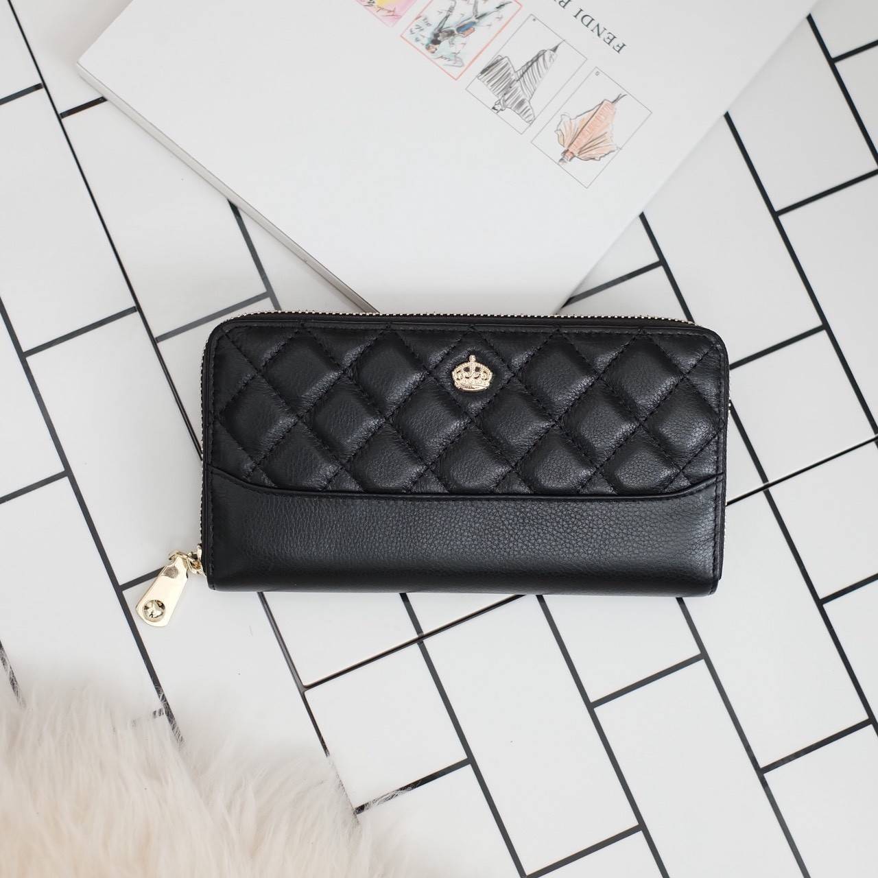 กระเป๋าสตางค์ Size ยาว ซิปรอบ สวยรับเงินมากใบนี้ คอนเฟิร์ม 💵💵 ใครกำลังหากระเป๋า size ห้ามพลาดนะคะ หนังสวยจริงๆ หนังวัวแท้ ตีตาราง นิ่ม ฟู ใช้หนังเกรดดีที่สุด สวยมาก KEEP • Super Rich ( Long )• กระเป๋า สตางค์ขนาดยาว ซิปรอบ ภายใน จุของคุ้ม ใ