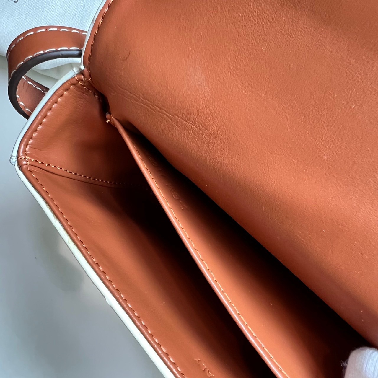 พร้อมส่งที่ไทยแล้วกับ CELINE TRIOMPHE SHOULDER BAG งานหนังเรียบสวยมาก กับสีโทนหวานๆ สาวๆ สายคิ้วห้ามพลาดเลยน้าาา ลวดลายสวยหรู ด้านในเปิดด้วยด้วยที่บีบโลโก้อะไหล่ทอง จุของได้กำลังดี ใส่โทรศัพท์ กระเป๋าสตางค์ใบสั้น ของจุกจิกได้ เหมาะกับสาวๆในวันที่อยากครอสบ