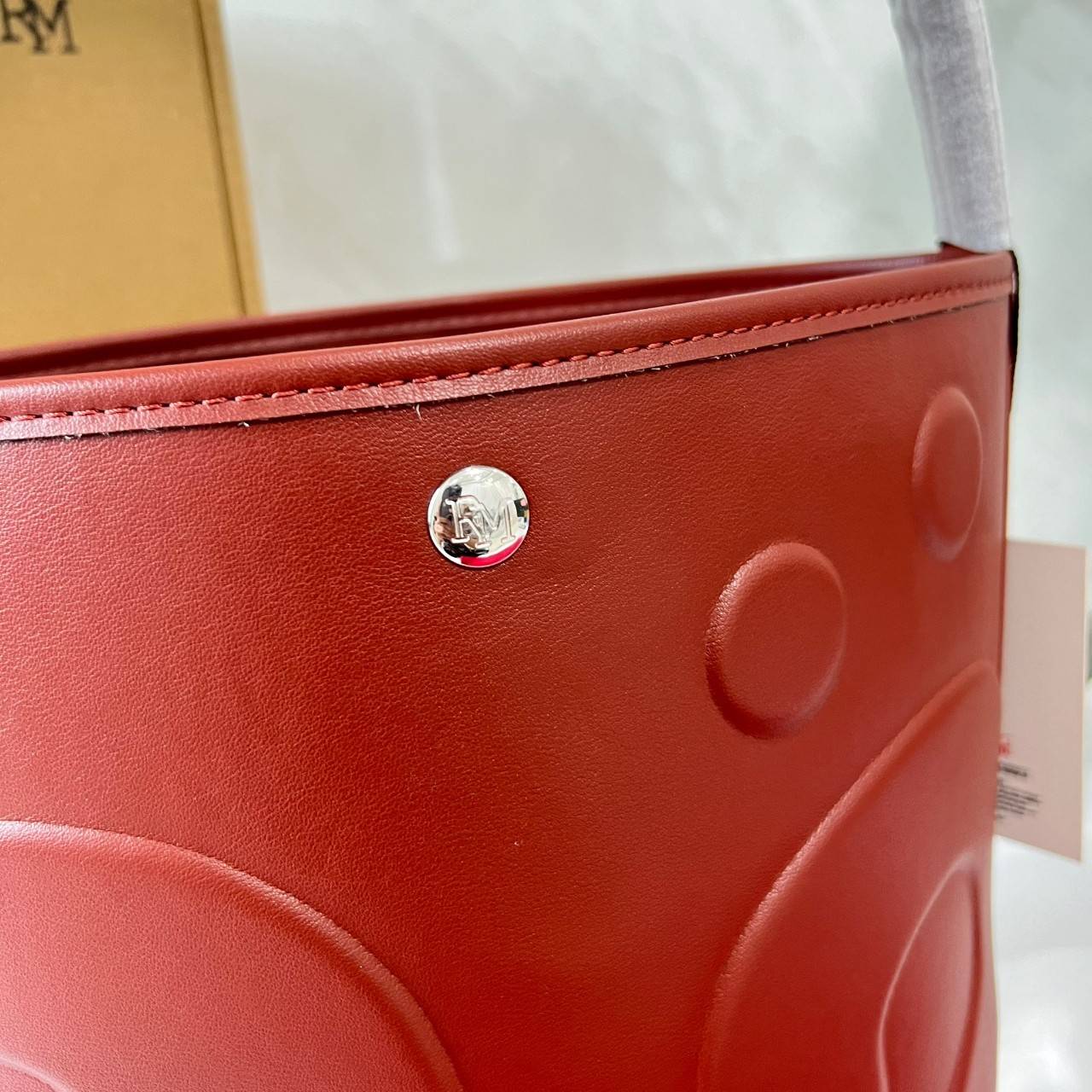 Rally The Bag Whisper กระเป๋าทรงบัคเก็ตงานหนังรุ่นใหม่ ฮอทติดลมบน มาแรงสะพายกันทั่วบ้านทั่วเมือง สายแบกสายขนห้ามพลาดจุของได้เยอะ รุ่นหนังผิวสัมผัสนิ่มมือ ทนทานและจุสิ่งของได้ครบครัน โดดเด่นด้วยโลโก้ตัวนูน