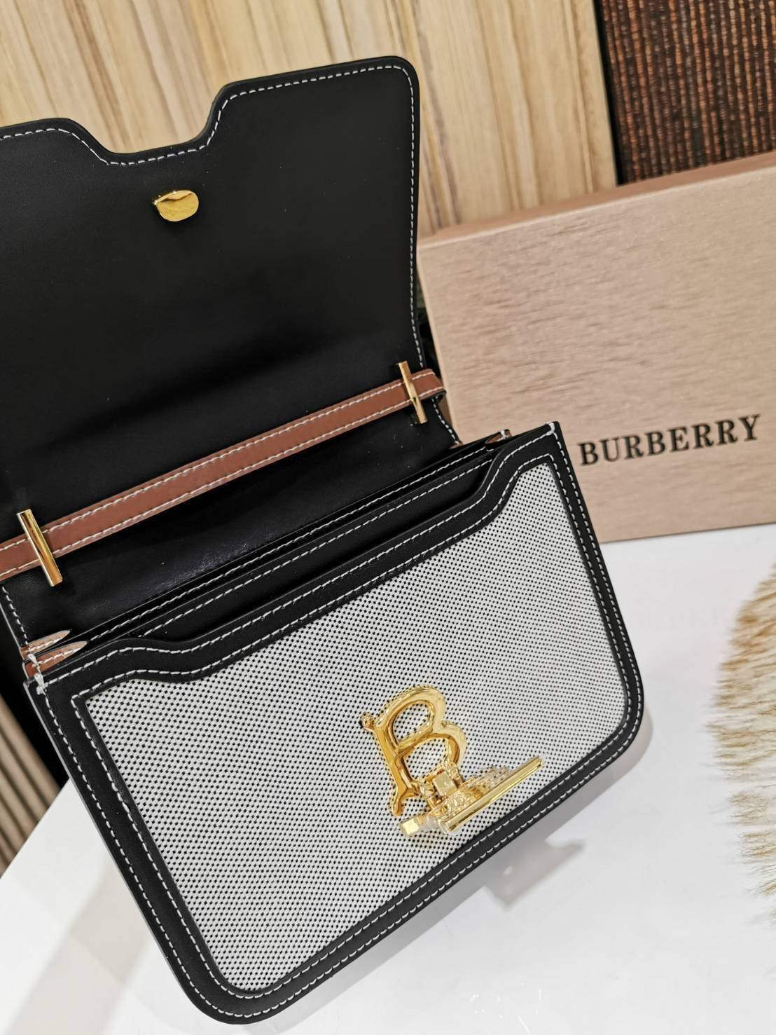 BURBERRY FRAGRANCES CROSSBODY BAG VIP GIFT WITH PURCHASE (GWP) พรีเมี่ยมกิ๊ฟรุ่นใหม่ล่าสุด Limited Edition วัสดุ Canvas & Leather ทรงเหลี่ยมสวยหรูอยู่ทรงโลโก้แบรนด์ด้านหน้าเปิดปิดด้วยฝาปิดสัญลักษณ์รูปตัวBภายในมีช่องแบ่งเป็นสัดส่วนใส่มือถือของจุกจิกได้ สาย