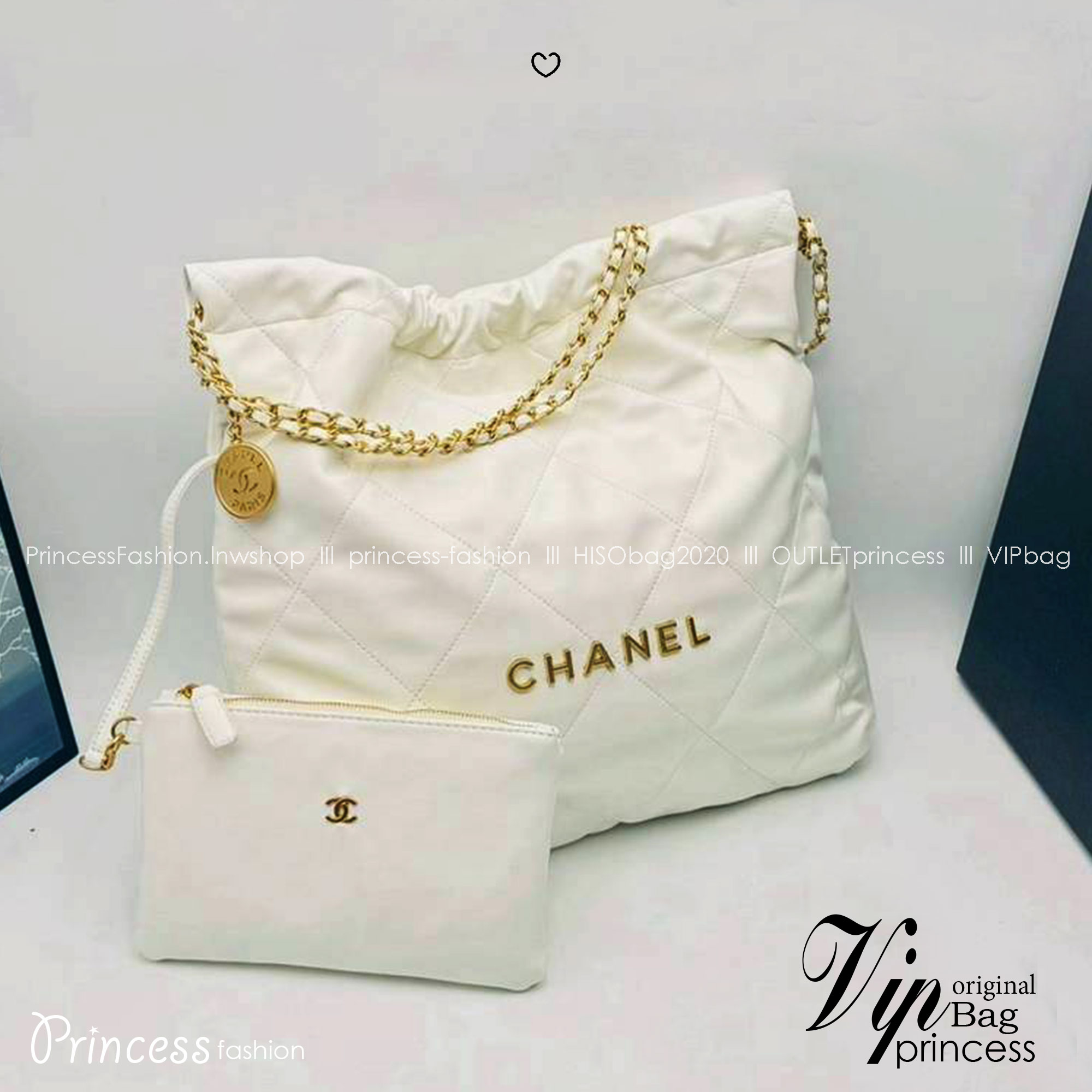 Small CHANEL 22 Handbag แรงเกินต้านที่สุดกับไอเท็มนี้ ที่สาวๆหรือใครๆก็ต้องมี มาในไซส์ใหญ่ รูปทรงใช้ง่ายขึ้น แต่ยังจุได้หนักๆเหมือนเดิม ดูหรูหรา เกินเรื่องที่สุด กับกระเป๋าสะพาย ดีไซน์เรียบหรู คลาสสิค แถมได้ใบลูกไปอีก
