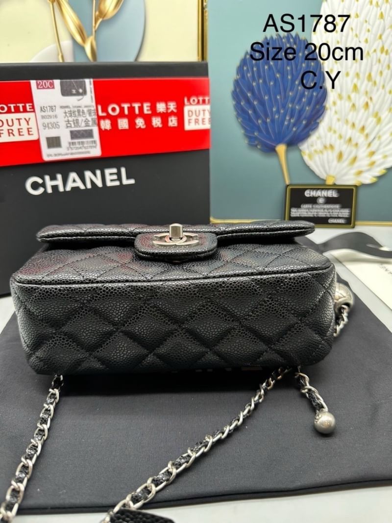Chanel pearl crush mini flap bag กระเป๋าสะพายทรงคลาสสิก โดดเด่นด้วยอะไหล่ทรงมุกแต่งโลโก้แบรนด์ สวยหรู ดูแพง ผู้ดีมากๆ สะพายออกงานได้สวยๆเลย หรือจะสะพายไปทำงาน ไปเที่ยวก็เหมาะ จะซื้อเป็นของขวัญหรือใช้เอง ก็คุ้มค่าแน่นอนจ้า