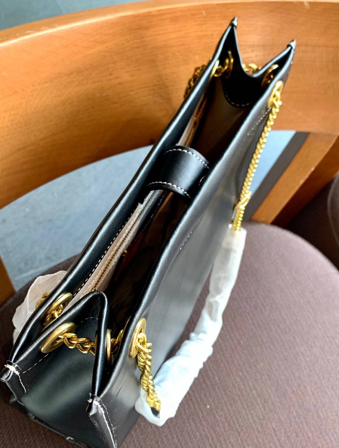 LIMITED EDITION 📣รุ่นใหม่ล่าสุด ยังไม่มีในช๊อปไทยจ้าา❗️ COACH CHAIN CASHIN TOTE ((C6338//C6620)) พร้อมส่ง สินค้าเข้าใหม่ ห้ามพลาดค่าา! กระเป๋าทรงTote สูง สามารถใส่เอกสาร//A4 ได้ วัสดุหนังแท้นิ่ม น้ำหนักเบาค่ะ 🔺จุดเด่นของรุ่นคือสายสะ