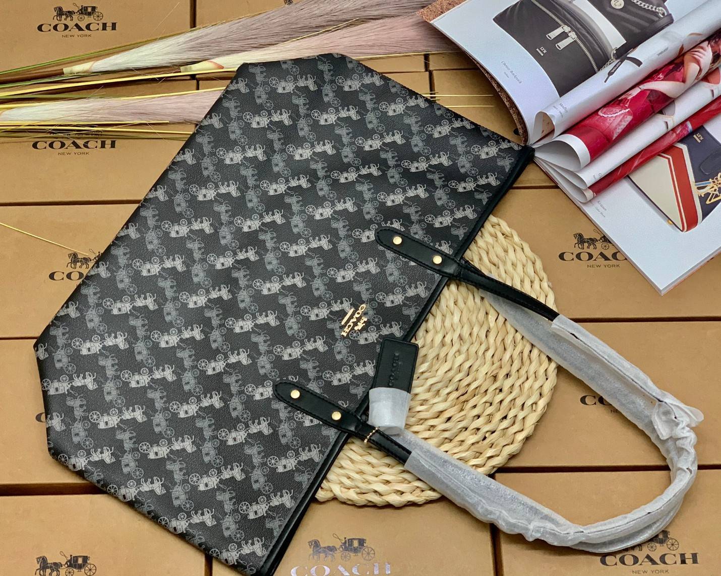 COACH 91107 REVERSIBLE CITY TOTE WITH HORSE AND CARRIAGE PRINT ใช้ได้ 2 ด้าน 🔺ทรง Tote รุ่นแนะนำค่ะ!! วัสดุ pvc อย่างดี นิ่มยวบตัวสวย ลายรถม้าทั้งใบค่ะ (ในไทยหายากค่ะลายนี้) 📌สามารถใช้ได้ทั้งด้านในและด้านนอกนะคะ สวยทั้ง2ด้านเลยทีเดียว เป็น