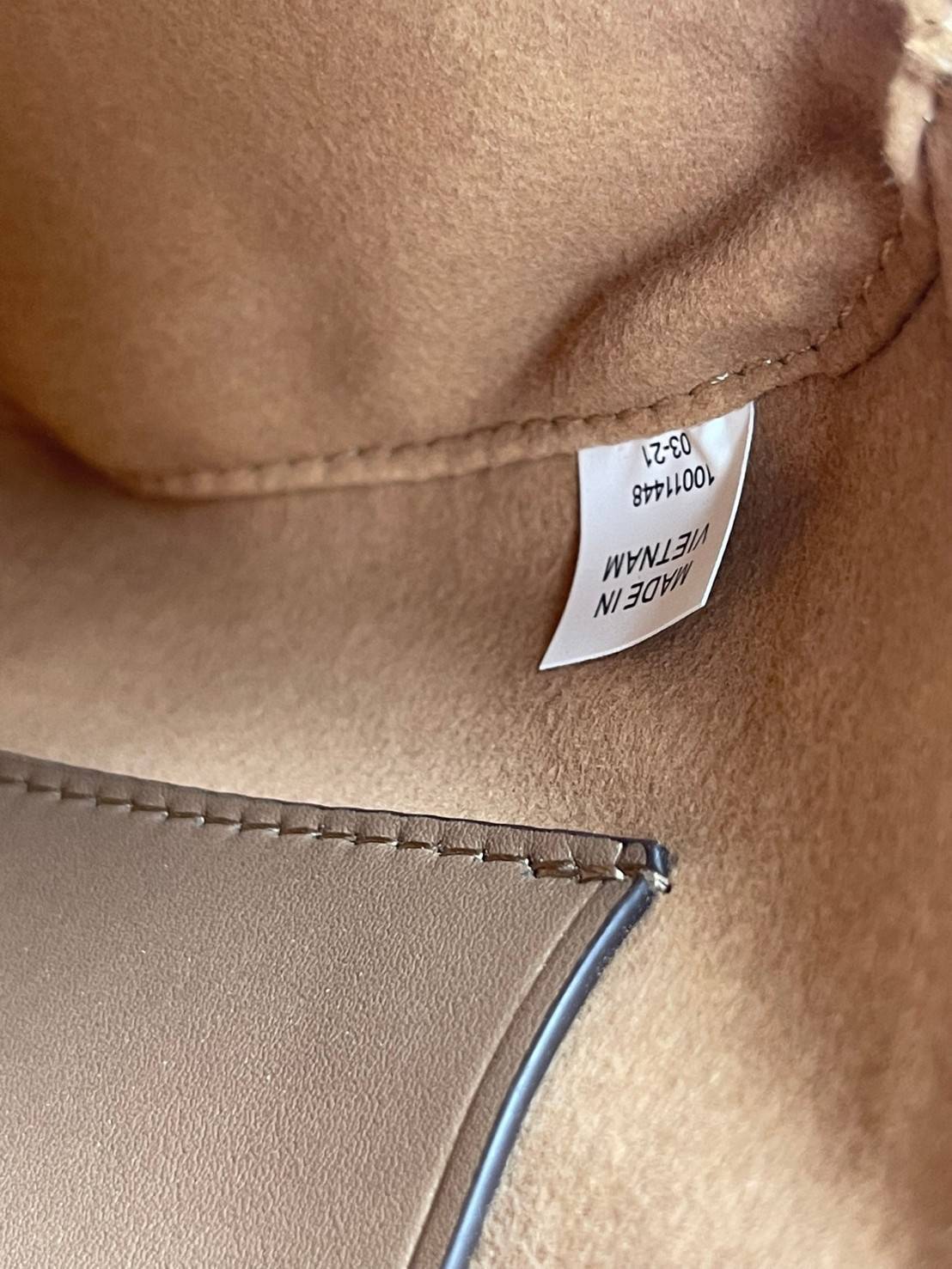 small: Tory burch T Monograme Jacquaed Mini Duffle Bag เป็นทรงกระเป๋าที่มีความฮอตฮิตตลอดกาล ด้วยรูปทรงคลาสสิคและเหมาะใช้งานเข้ากับทุกสถานการณ์ ไม่ว่าจะเป็นกระเป๋าสะพายไหล่ เพิ่มความคล่องตัวและเข้าได้กับทุกลุค ไม่ว่าจะเป็นวันสบายๆ หรือวันที่ต้องออกไปทำกิจก