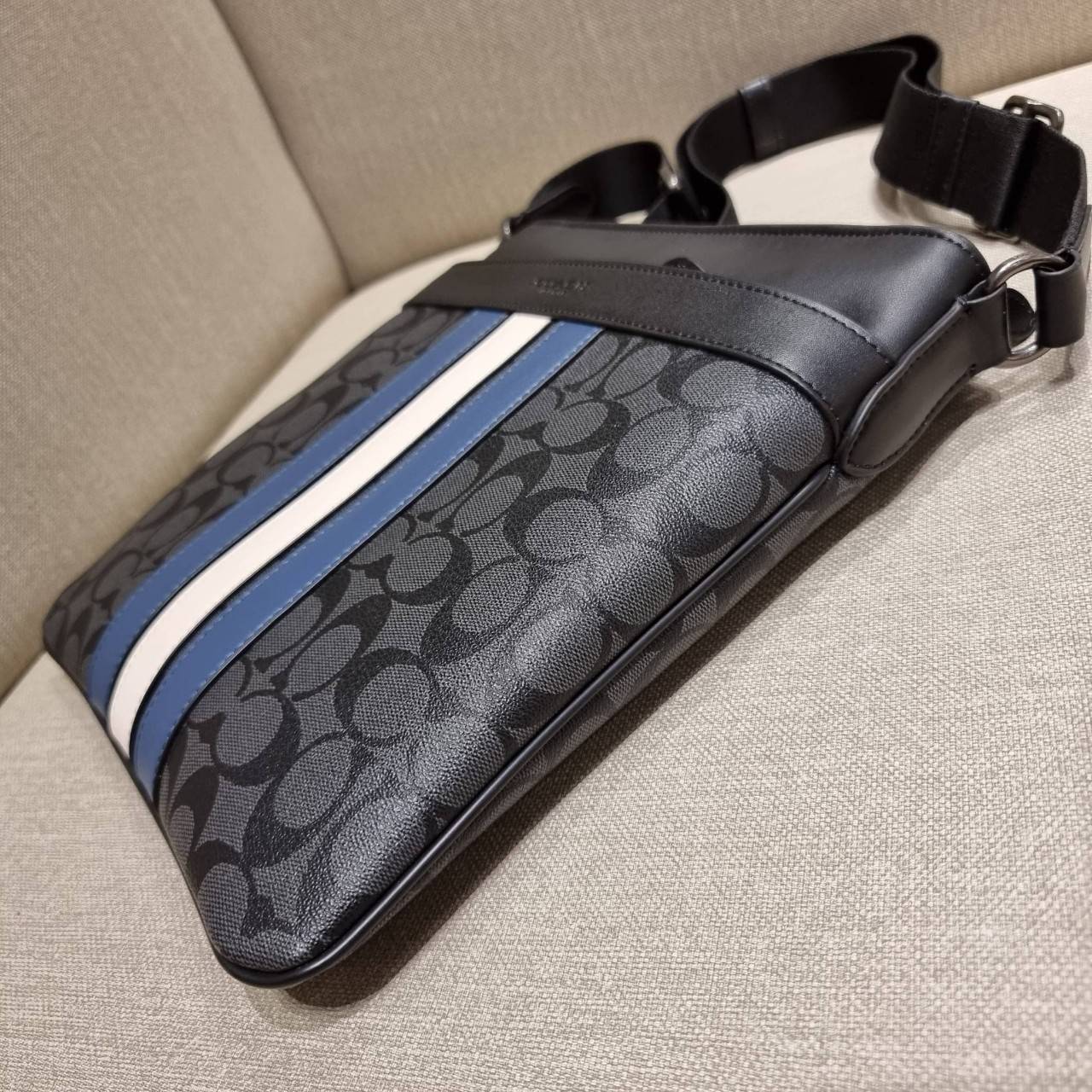 COACH F26068 CHARLES CROSSBODY IN SIGNATURE CANVAS WITH VARSITY STRIPE อีกหนึ่งรุ่นสุดฮิตเอาใจหนุ่มๆ กับดีไซน์แถบสีโดดเด่น กระเป๋าสะพายข้างทรงคลาสสิค ขายดี ไอเท็มทีเด็ด วัสดุหนังแคนวาสเคลือบลายสลับหนังแท้ เปิด-ปิดด้วยซิป และมีช่องแยกแบ่งสัดส่วนด้านหน้ากระ