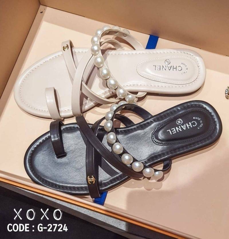 Chanel Sandels with Pearl แตะ สวม ชิคๆ วัสดุหนัง PU สวมโป้งคาดครอสเอ็กซ์ ด้านบนแต่งไข่มุกสวยละมุน พร้อมติดอะไหล่โลโก้แบรนด์