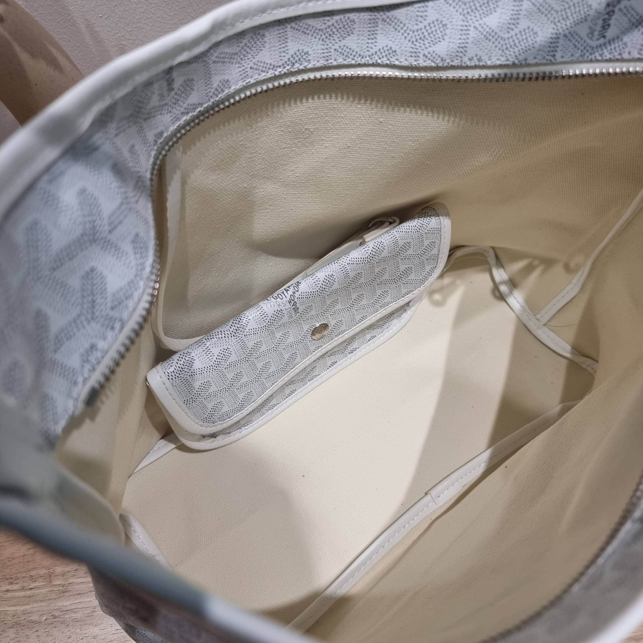 GOYARD BOHEME HOBO BAG / GOYARD HOBO กระเป๋าสะพายทรงโฮโบ ใบใหญ่จุใจ!! มาครบสีขายดี เลิศทุกสี รูปทรงคลาสสิค ดีไซน์เป็นเอกลักษณ์ วัสดุหนังแคนวาสพิมพ์ลายสวยคม ปากกระเป๋ามีซิปเปิด-ปิดกันของหล่นได้ ภายในโล่งกว้างมาก มาพร้อมสายคล้องในตัว ทนทาน สะพายสวยๆได้ทุกวั