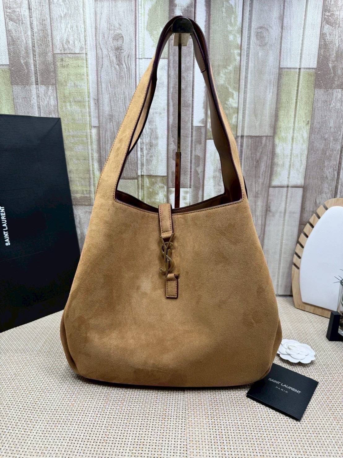 ORI หนังแท้ | YSL Le 5 À 7 Bea suede tote bag / YSL Hobo bag brown suede bag กระเป๋าทรงโท้ทงานหนังกลับ สวยเด่นเป็นเอกลักษณ์ ดีไซน์เรียบแต่มาก สวยดูแพง ภายในโล่งกว้าง จุของได้เยอะ