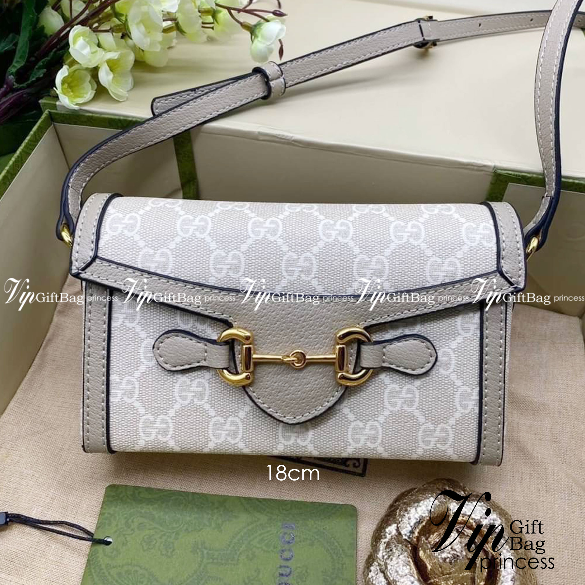 GUCCI HORSEBIT 1955 MINI BAG กระเป๋าสะพาย กระเป๋าใส่โทรศัพท์ ดีไซต์สัญลักษณ์วงแหวนตามแบบฉบับ GG มาพร้อมกล่องแบรนด์และสายสะพายยาวที่สามารถปรับระดับได้ พร้อมส่งให้สะพาย สวยๆ กันแล้ววันนี้ ใบนี้ must have..ค่ะ.!!