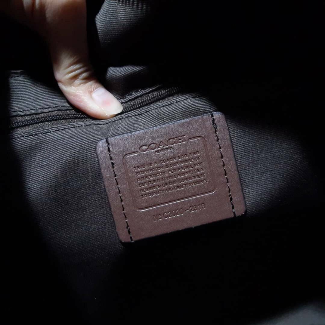 COACH 2319 MAY TOTE IN COLORBLOCK SIGNATURE CANVAS กระเป๋าโท้ท ดีไซน์ใหม่ล่าสุด!! 💕💕 เก๋ตรงปากกระเป๋า คล้ายกระเป๋าซ้อนในตัว สีตัดกับตัวกระเป๋าได้อย่างลงตัว ทรงสวย ใบใหญ่ใส่ของได้เยอะ เปิด-ปิดด้วยซิป รูดใช้งานง่าย ภายในโล่งกว้าง ด้านหลังมีช