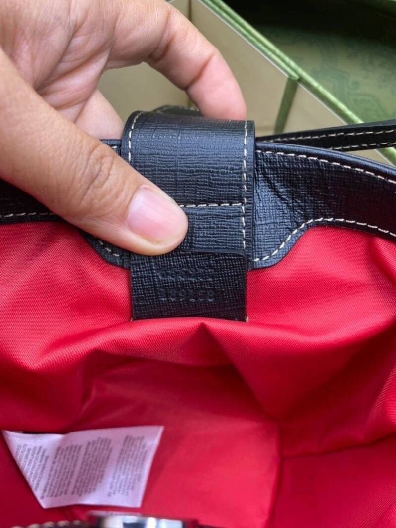 VIP GIFTbag 】 Gucci Mini Tote Bucket ladybug Bag กระเป๋าทรงถัง ลายน้องเต่าทองน่ารักๆ ถือยังไงก็สะดุดตา วัสดุหนังแท้ ภายในเป็นช่องโล่ง ใส่ของได้พอสมควร ใส่กระเป๋าสตางค์ เครื่องสำอางค์ มือถือได้ครบ มาพร้อมหูจับในตัว ไอเท็มนี้ลิมิเต็ดหายากแล้วน้า มาให้ตำแล้ว