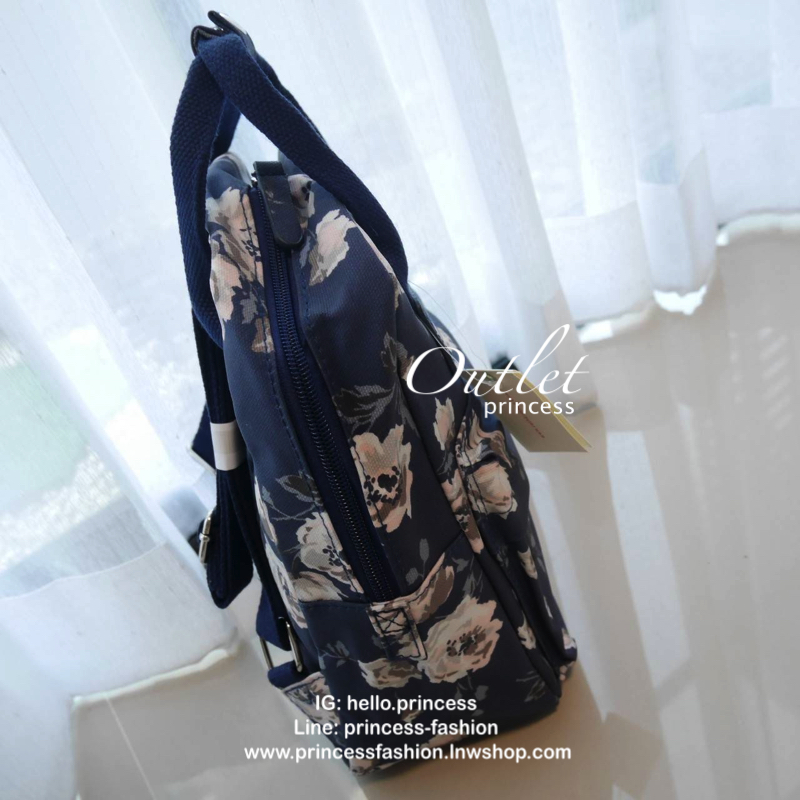 CATH KIDSTON MINI BACKPACK กระเป๋าสะพายเป้รุ่นมินิ วัสดุ PVCกันน้ำ สามารถเช็ดทำความสะอาดได้ เปิดปิดด้วยซิปสะดวกใช้ ด้านหน้าประดับโลโก้ cath Kidston พร้อมช่องซิปด้านนอกใส่กระเป๋าสตางค์ มือถือได้ ด้านในมีช่องซิป สามารถใส่ipad ได้สวยคลาสิคน่ารักน่าใช้ สาวๆที