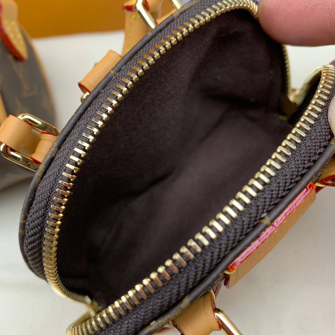 ORI 🥂 LV Trio Mini Icones Monogram Canvas เกรดสลับใช้แทนใบจริงได้ งานเกรดเทพออริจินอลสวยมาก ใช้ได้หลากหลายสไตล์ จะสะพายใบเดียว สองใบ หรือสามใบ หรือจะใช้เป็นพวงกุญแจที่คล้องมือหรือจะใช้เป็น Charm กระเป๋าก็ได้ คือคุ้มมากใน1 set ใหม่ล่าสุดเลยค่ะ น่าร