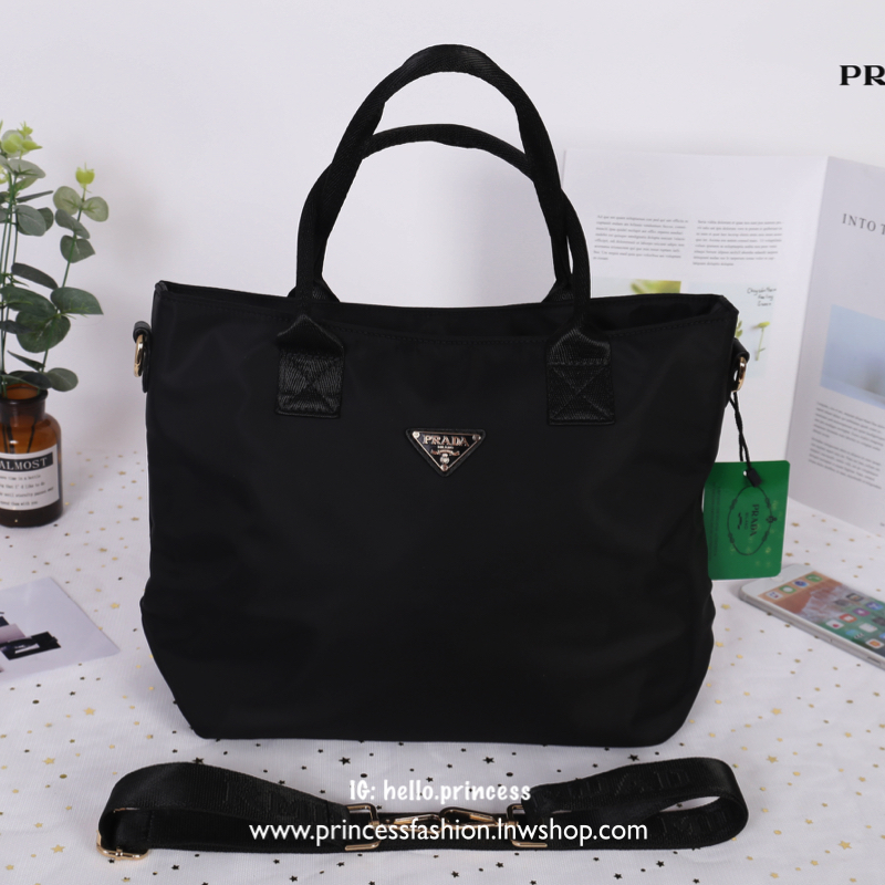 Prada nylon shopping tote Bag สินค้า Premium gift จากเคาน์เตอร์แบรนด์ต่างประเทศแท้ 100 % รุ่น Limited edition กระเป๋าสะพายใบใหญ่ทรง Shopping Bag วัสดุไนล่อน เนื้อหนาคุณภาพดีตามแบบฉบับแบรนด์ อะไหล่ทอง ด้านหน้าประดับโลโก้หรู น้ำหนักเบา ซับในพิมพ์ลายแบรนด์สว