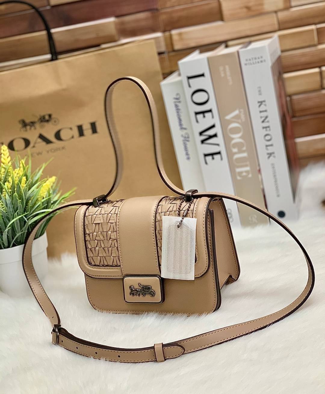 น้องสวย คุณภาพแน่นอีกแล้วจร้าา! COACH ALIE SHOULDER BAG 18 WITH WEAVING ((C2587)) พร้อมส่งความสวย! กระเป๋าสะพายครอสบอดี้ร์หรือสามารถทบเป็นสายคู่ใช้แบบหิ้วหรือคล้องไหล่ได้ด้วย หนังแท้อย่างดีสวยงามค่ะ ด้านหน้าทำหนังแบบสานได้คลาสสิคค่ะ