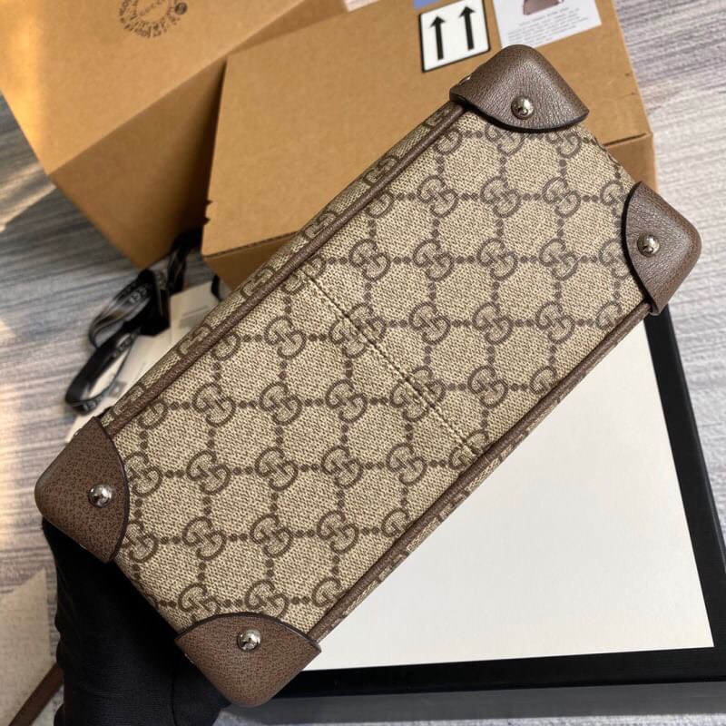 VIP 】หนังแท้ Gucci Box Type Sling Bag พร้อมส่งที่ไทย กระเป๋าสะพายดีไซน์ใหม่ ทรงกล่องคลาสสิคที่ดัดแปลงให้ดูนุ่มนวลและทันสมัย ใช้งานได้สะดวกคล่องตัวมากขึ้น ด้วยสายสะพายครอสบอดี้ วัสดุหนังแท้คุณภาพดี เปิด-ปิดด้วยตัวล็อคแน่นหนา ภายในโล่งกว้าง ถือเก๋ๆ ถ่ายรูปส