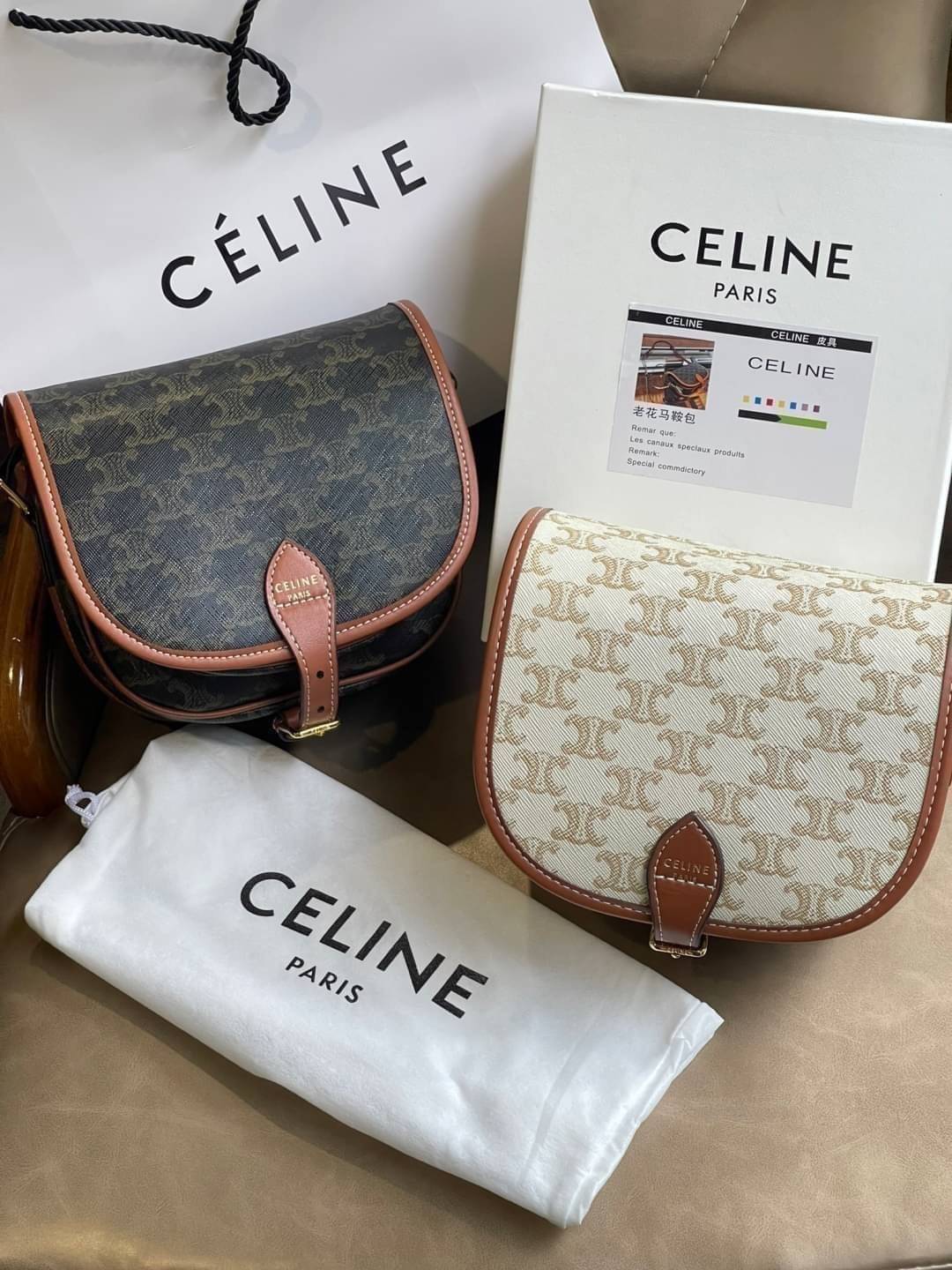 CELINE MEDIUM FOLCO BAG IN TRIOMPHE CANVAS หากใครที่กำลังมองหากระเป๋าสะพายข้าง ขนาดกะทัดรัด และเรียบหรู ต้องใบนี้เลยค่ะ เป็นกระเป๋าเปิดปิดแบบแบบฝาผับที่มีรูปทรงโค้งและที่ล็อกรูปทรงคล้ายเข็มขัด อีกทั้งยังสะท้อนความสวยสไตล์สาวปารีสได้อีกด้วย ด้านในของรุ่นนี