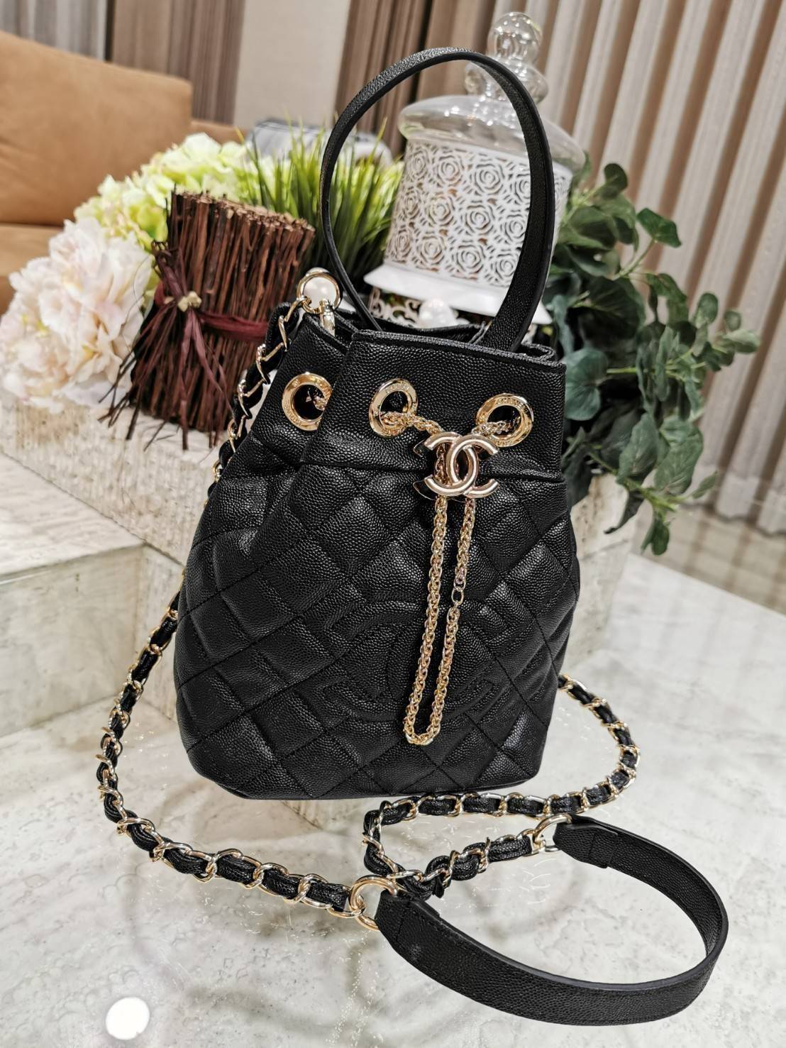 CHANEL Crossbody Bag With Chain / Chanel Bucket Bag กระเป๋าถือหรือสะพาย หนังคาเวียร์ลายตาราง ใช้ได้หลายสไตล์
