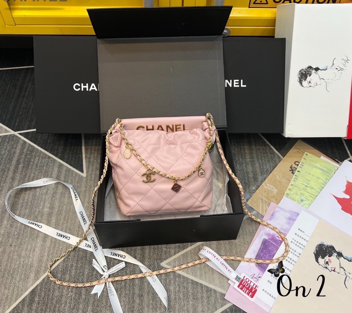 Chanel ss22 shopping tote / Chanel 23P mini bucket bag น่ารักมากๆ กับกระเป๋าสะพายไซส์มินิ ที่ปล่อยผ่านไม่ได้จริง ดีไซน์สายโซ่คล้องแขนตกแต่งอะไหล่ห้อยเพิ่มมูลค่า