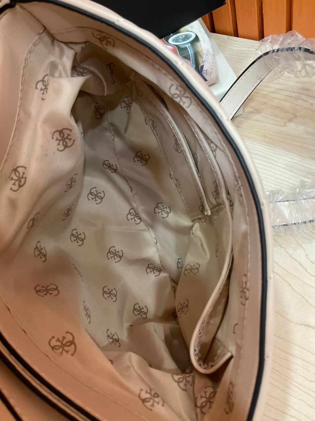 ของแท้ 💯% 】GUESS BLAKELY TOP HANDLE FLAP BAG กระเป๋สะพายรุ่นใหม่ล่าสุด รุ่นยอดนิยมสวยอยู่ทรง วัสดุหนังนิ่ม น้ำหนักเบา มีฐานกว้างตั้งอยู่ทรง ด้านหน้าประดับด้วยโลโก้แบรนด์สวยโดดเด่น