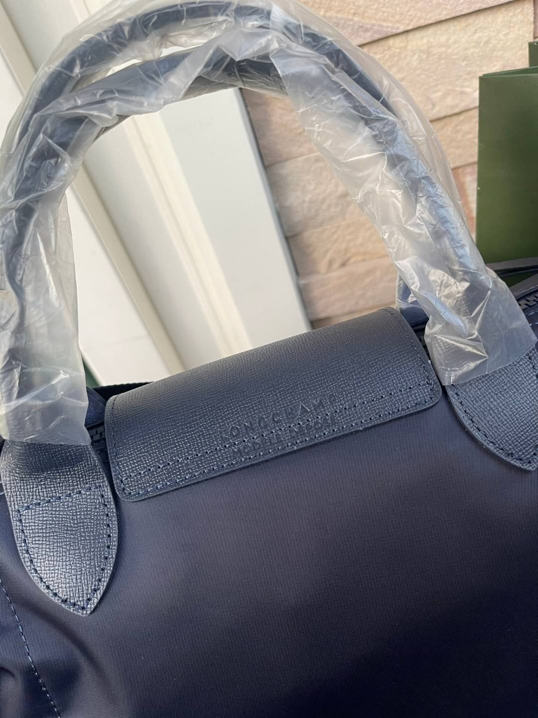 ของแท้ 💯% Longchamp LE PLIAGE NÉO TOP HANDLE BAG (small size) อีกหนึ่งรุ่นยอดนิยม ที่สาวๆ ต้องมีไว้เก็บไว้สักใบ กระเป๋าโท้ทใบนี้ มาพร้อมกับสีที่มีสไตล์เรียบง่าย