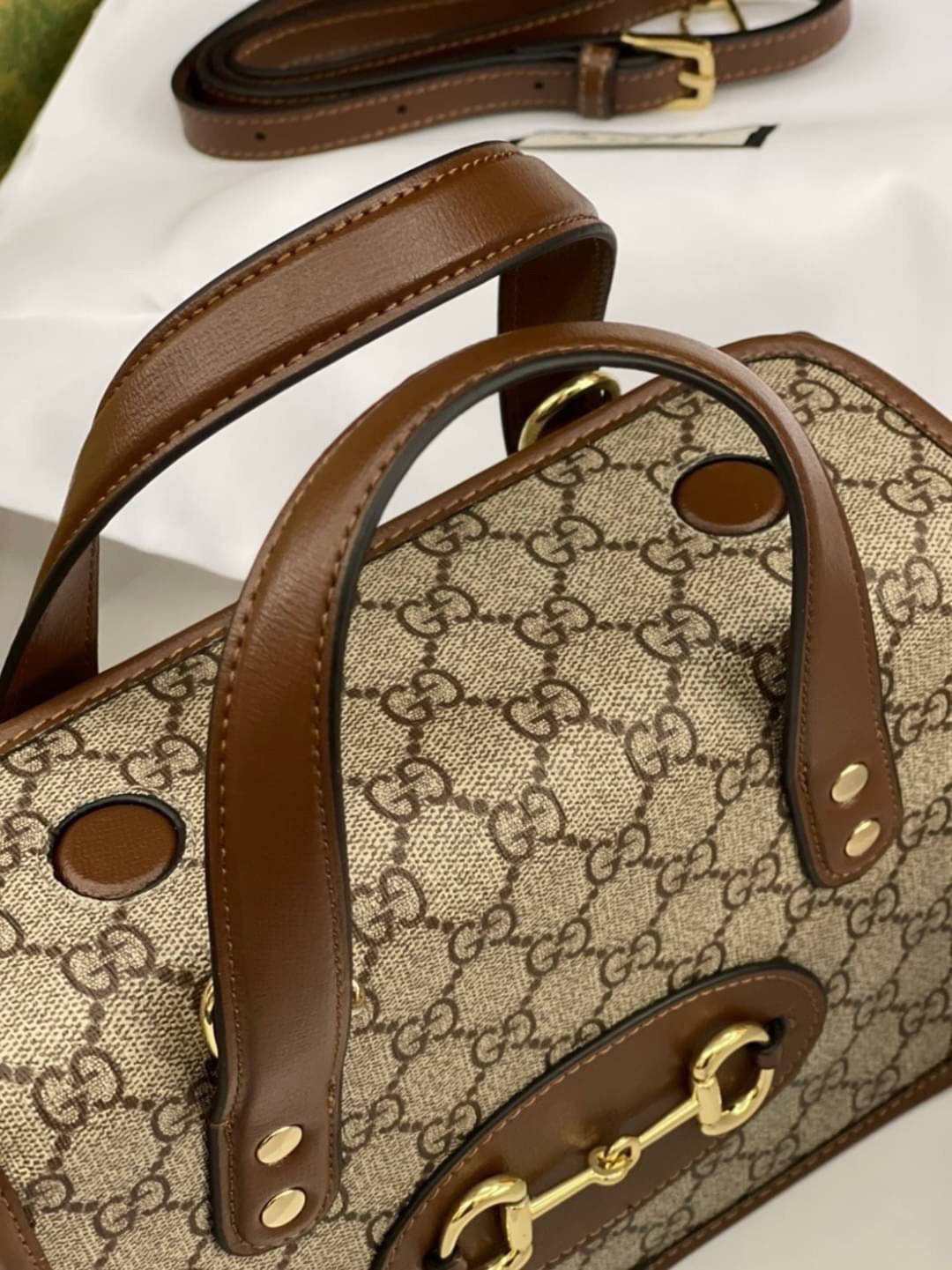 หนังแท้ GUCCI Horsebit 1955 leather-trimmed printed coated-canvas shoulder bag คอลเลคชั่นใหม่ล่าสุด ดาราเซเลปใช้กันเพียบ กระเป๋าถือ (ไม่มีสายสะพาย) ดีไซน์สวย เชื่อได้เลยใบนี้สาวๆต้องหลงรัก จนวางไม่ลงเลยน้า