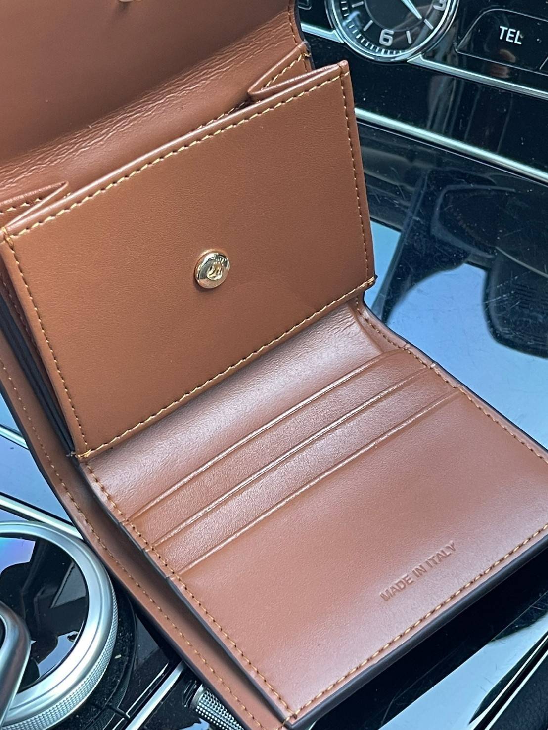 CELINE SMALL TRIOMPHE WALLET IN TRIOMPHE CANVAS กระเป๋าสตางค์ผู้หญิงทรงสั้นดีไซน์สวยงามหรูหรา ออกแบบให้เป็นทรงพับ เปิด-ปิดด้วยกระดุมที่สามารถปรับขยายขนาดกระเป๋าได้เมื่อใส่ของเยอะ ภายในแบ่งเป็น 3 พับ มีฟังก์ชั่นการใช้งานที่ครบครัน คือ ช่องใส่ธนบัตร ช่องใส่