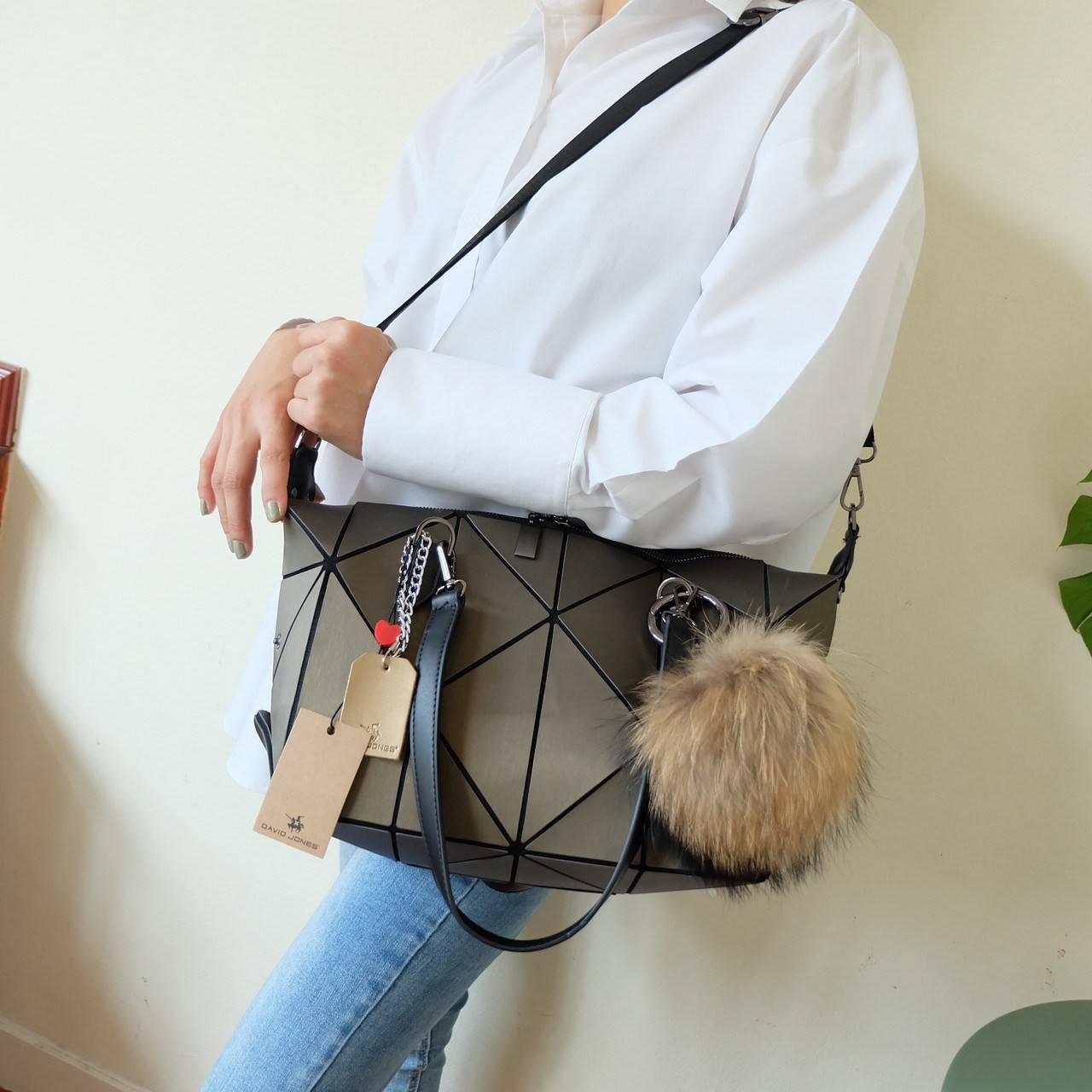 กระเป๋าถือ/สะพาย ทรงสวย เหมือนซื้อ1ได้4 โอ้ย 🤩🤩 คุ้มสุดๆไปเลยค่า เพราะตัวกระเป๋าปรับได้ถึง4 แบบตามการใช้งานเลยน๊าแถมตัวกระเป๋าน้ำหนักเบาอีกด้วย ✨✨✨ สายสะพายถอดได้แถมสายยาวให้อีก 1 เส้น กระเป๋าทรงสุดฮิตจากแบรนด์ David J