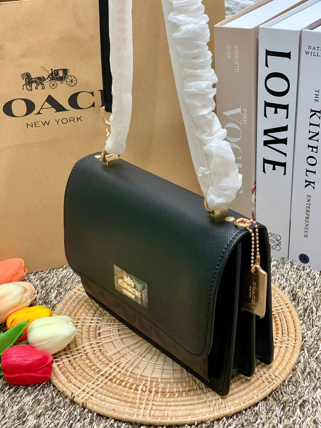 พร้อมส่งถึง8สี ห้ามพลาดค่ะ! COACH KLARE CROSSBODY BAG ((91019//91174//90400//1424//90635)) พร้อมส่งที่ไทย กระเป๋าสะพายครอสบอดี้ร์หรือสามารถทบเป็นสายคู่คล้องไหล่ได้ด้วยค่ะ หนังแท้ แต่ละสีทำลายหนังได้สวยงามแตกต่างกันออกไปนะคะ ✔️ห้อยด้วยป้ายแบรนด์แบบโ