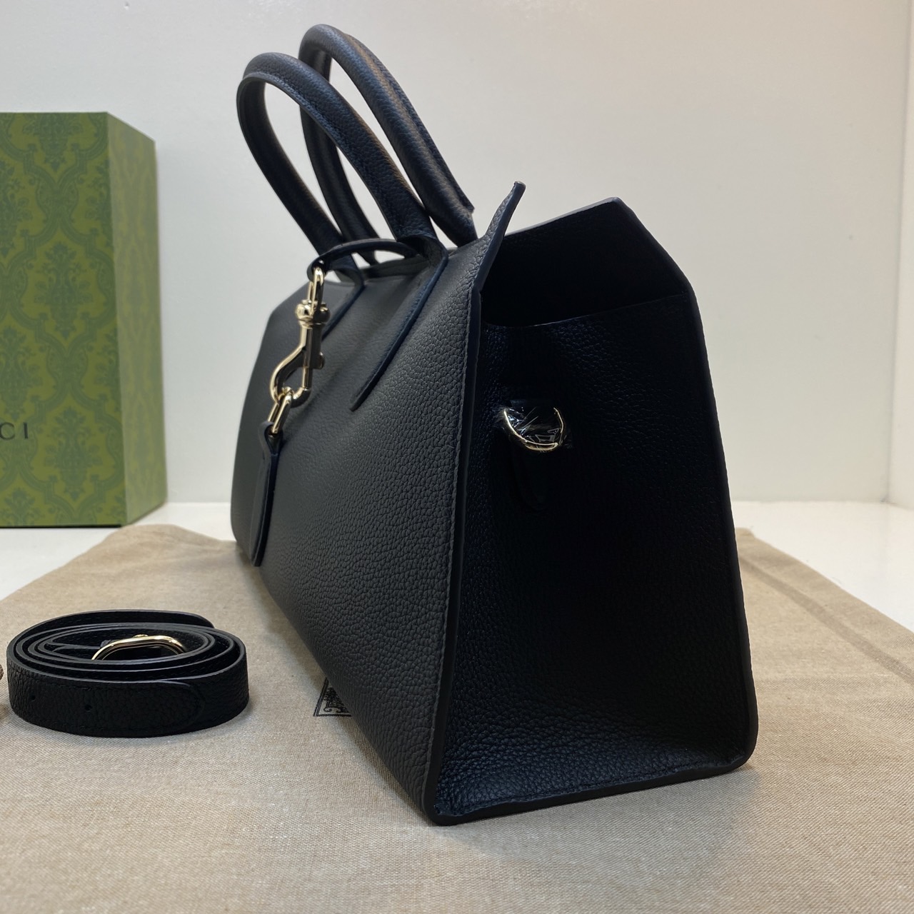 GUCCI MEDIUM TOTE BAG WITH HOOK CLOSURE / Gucci medium tote bag กระเป๋าทรงโท้ทสไตล์ใหม่ล่าสุด เกรดออริ 1:1 สลับแท้ ใช้งานต่างประเทศได้ ภาพถ่ายจากงานจริง