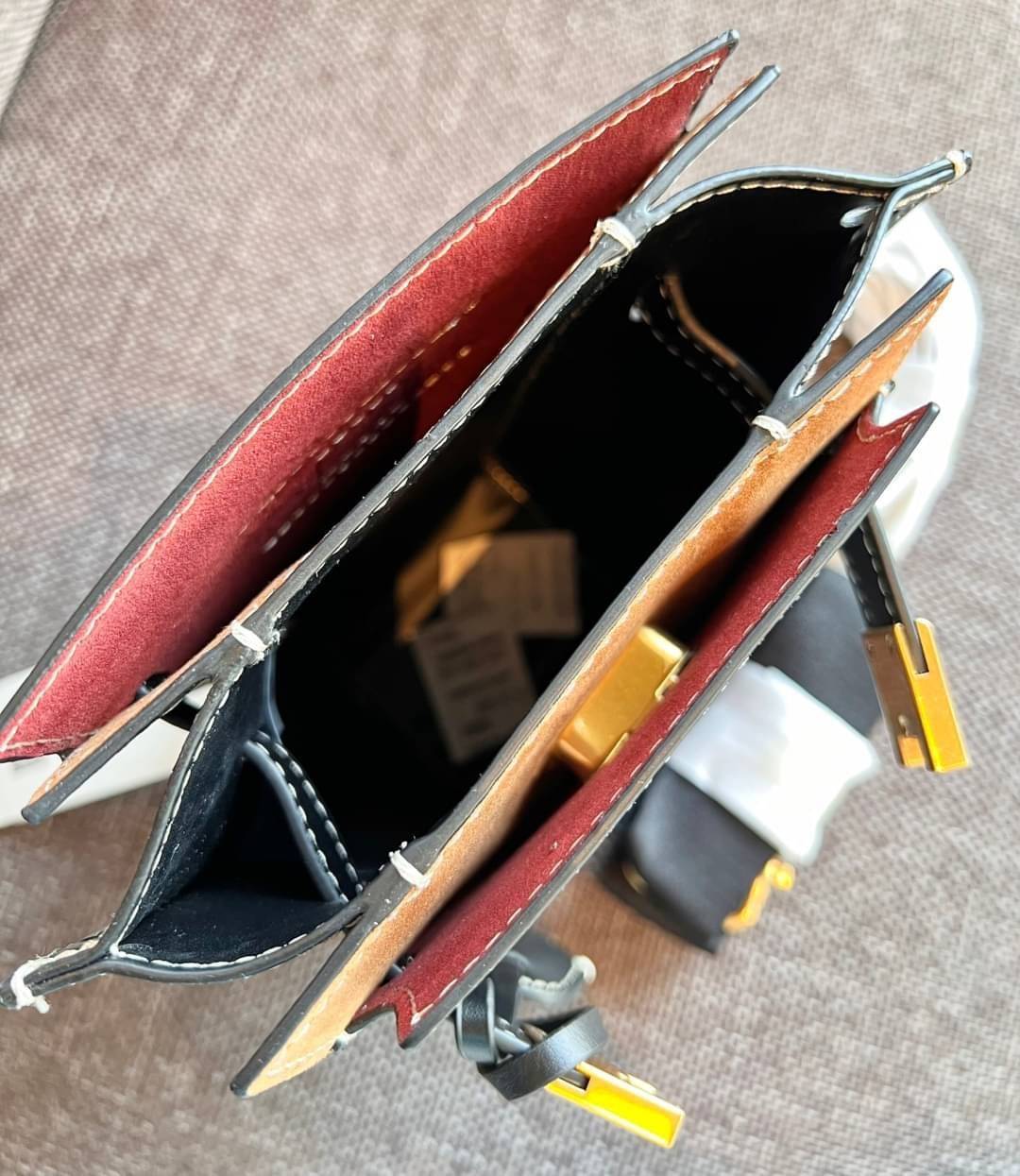 small TORY BURCH LEE RADZIWILL PEBBIED BAG ((139016)) แต่ใส่ได้จุ ขนาดพอดีลำตัว สวยมากๆค่ะ! ลุคหรูดูดีมากๆ กับกระเป๋าสะพายข้างจากTB รุ่นเล็ก