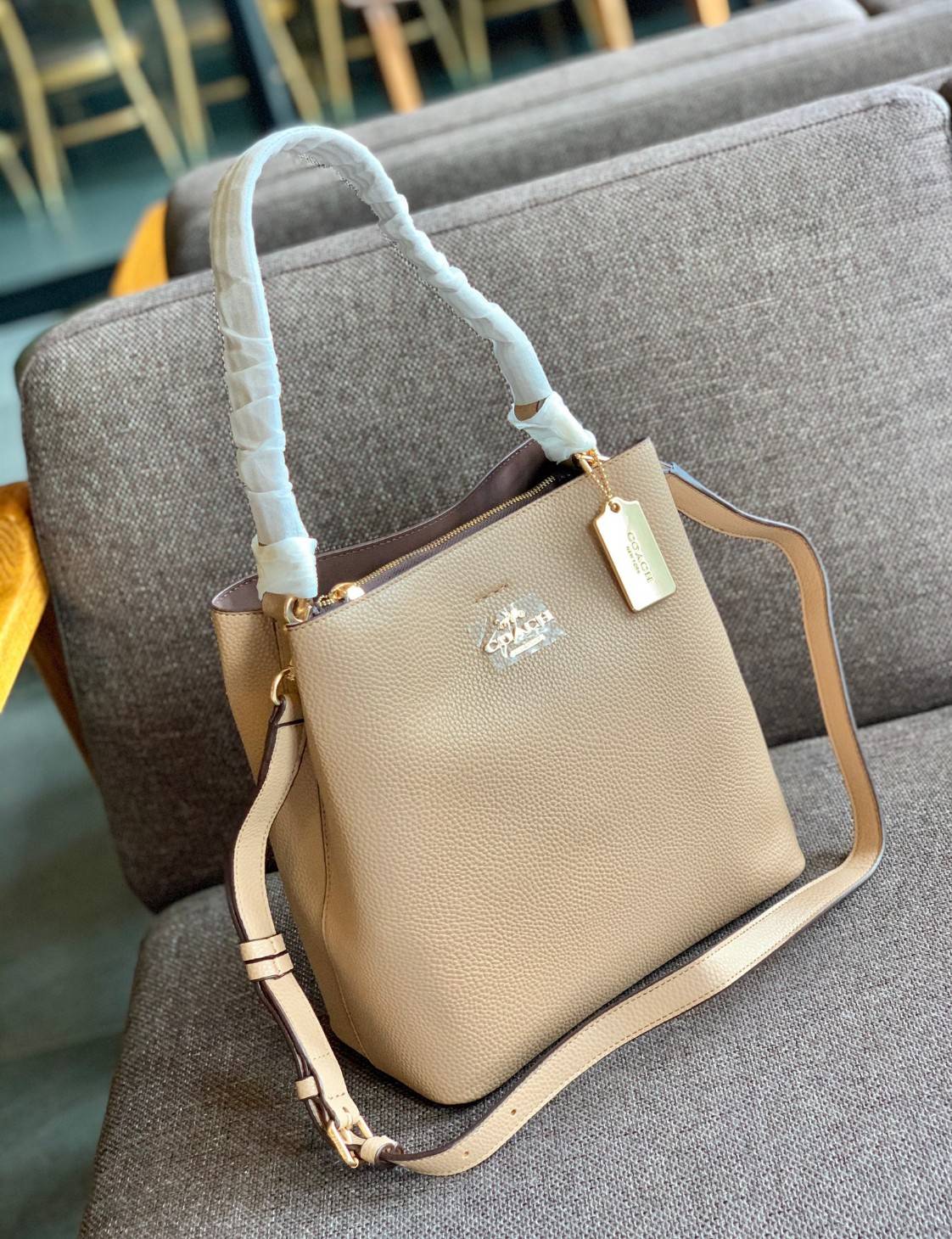 ถังใหญ่พร้อมส่งแล้วค่าา ห้ามพลาด❗️ COACH TOWN BUCKET BAG((91122)) 📣พร้อมส่ง ไซด์ที่สาวๆรอคอยค่ะ! ✔️กระเป๋าทรงถังใบใหญ่ สุดฮิตอีกรุ่นที่สาวๆต้องมีติดตัว ✔️หนังแท้ หนังจริงสวยมาก นิ่มมือดีด้วยนะคะ